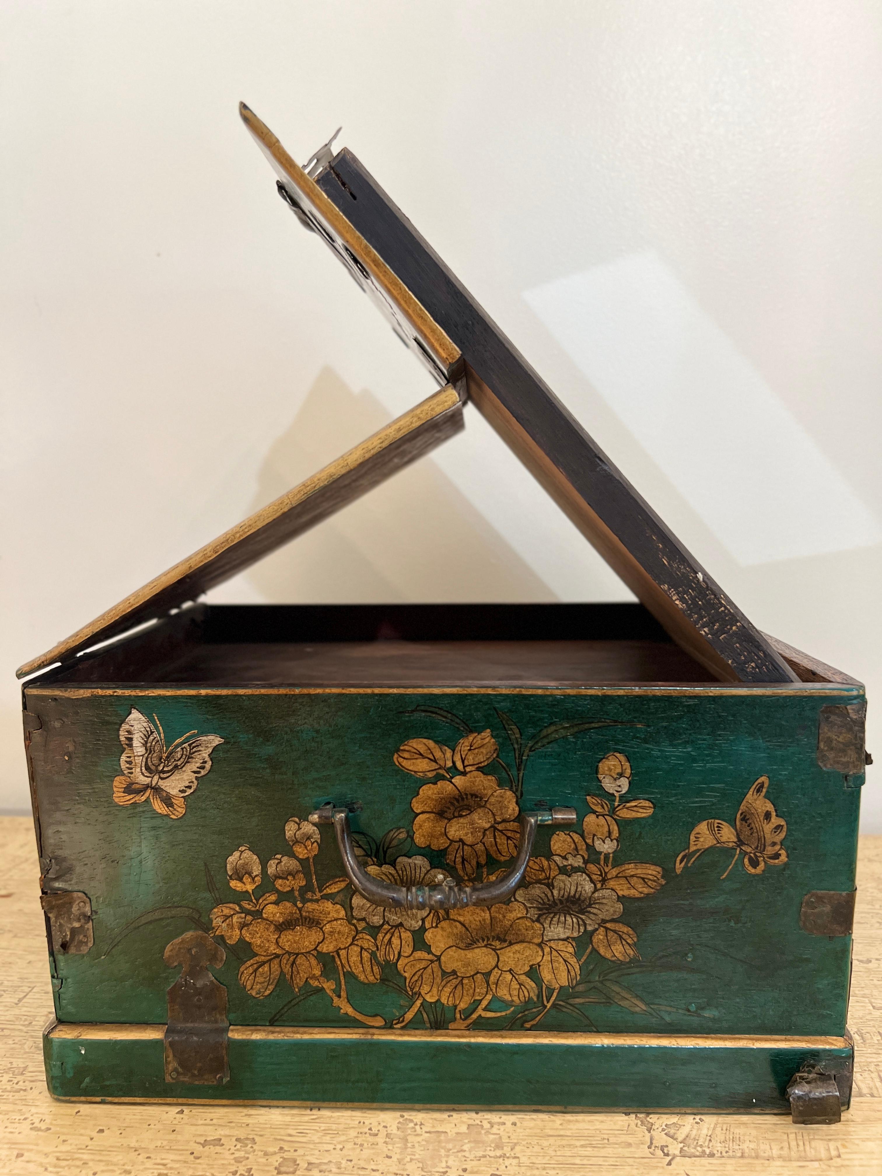Chinese Wooden Jewelry Box or Vanity Dresser Chest Featuring Inlay In Good Condition For Sale In Mt Kisco, NY