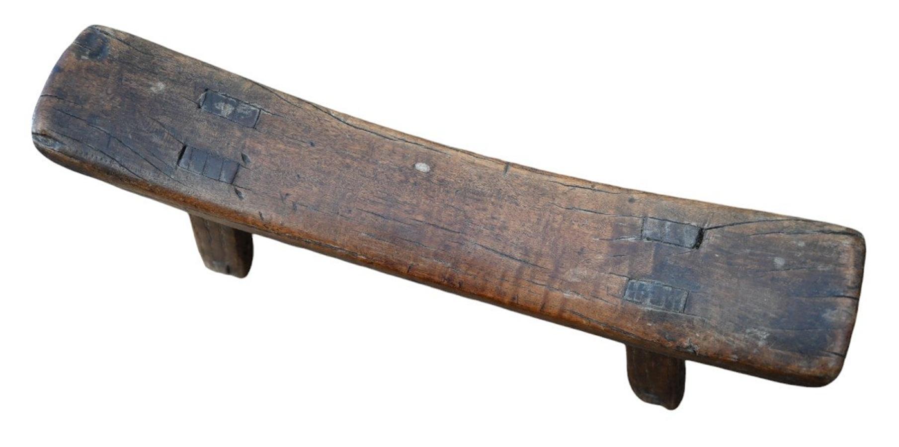 19th century wooden neckrest with a fine patina of age and use
Length 33 cm, Width 6.5 cm Heigth in the middle 11.5 cm