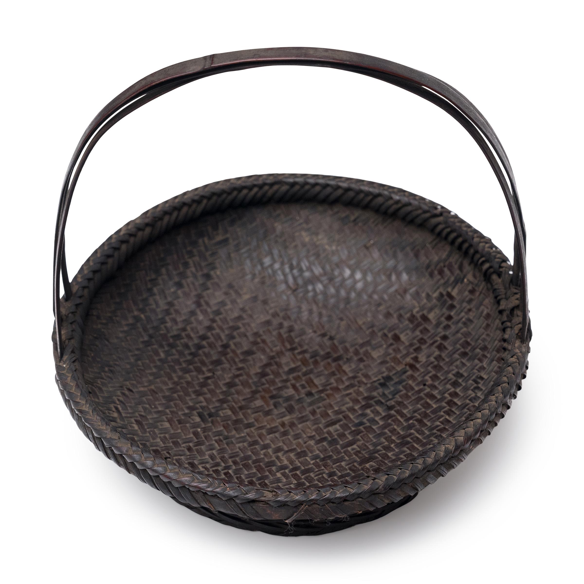 Cesta china tejida con flores de bambú, c. 1940 Rústico en venta