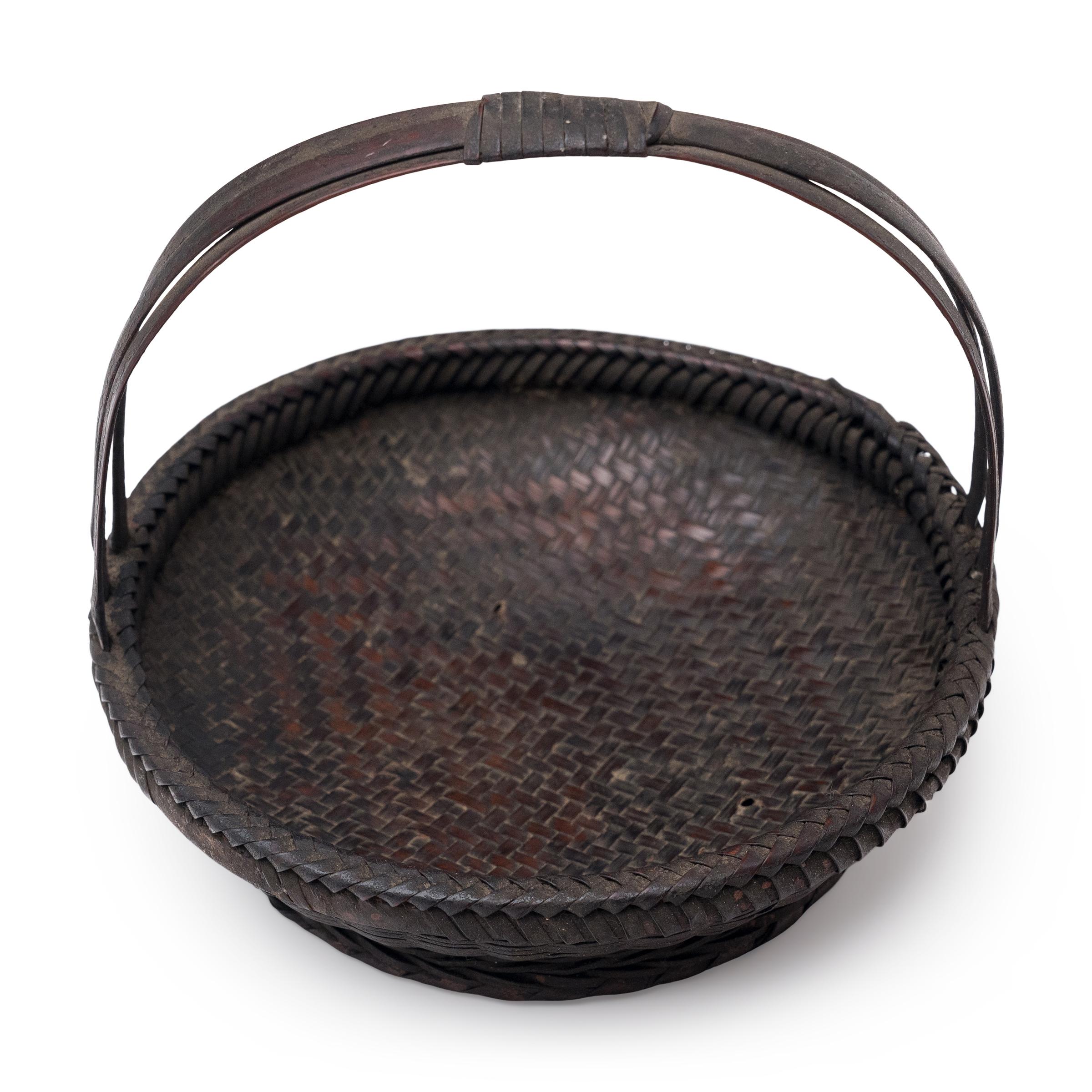 Cesta china tejida con flores de bambú, c. 1940 Rústico en venta