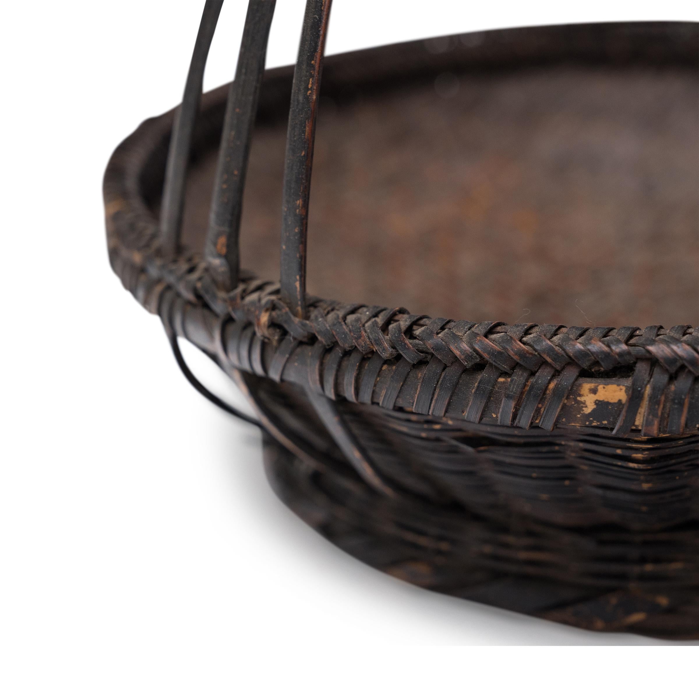 Cesta china tejida con flores de bambú, c. 1940 Chino en venta