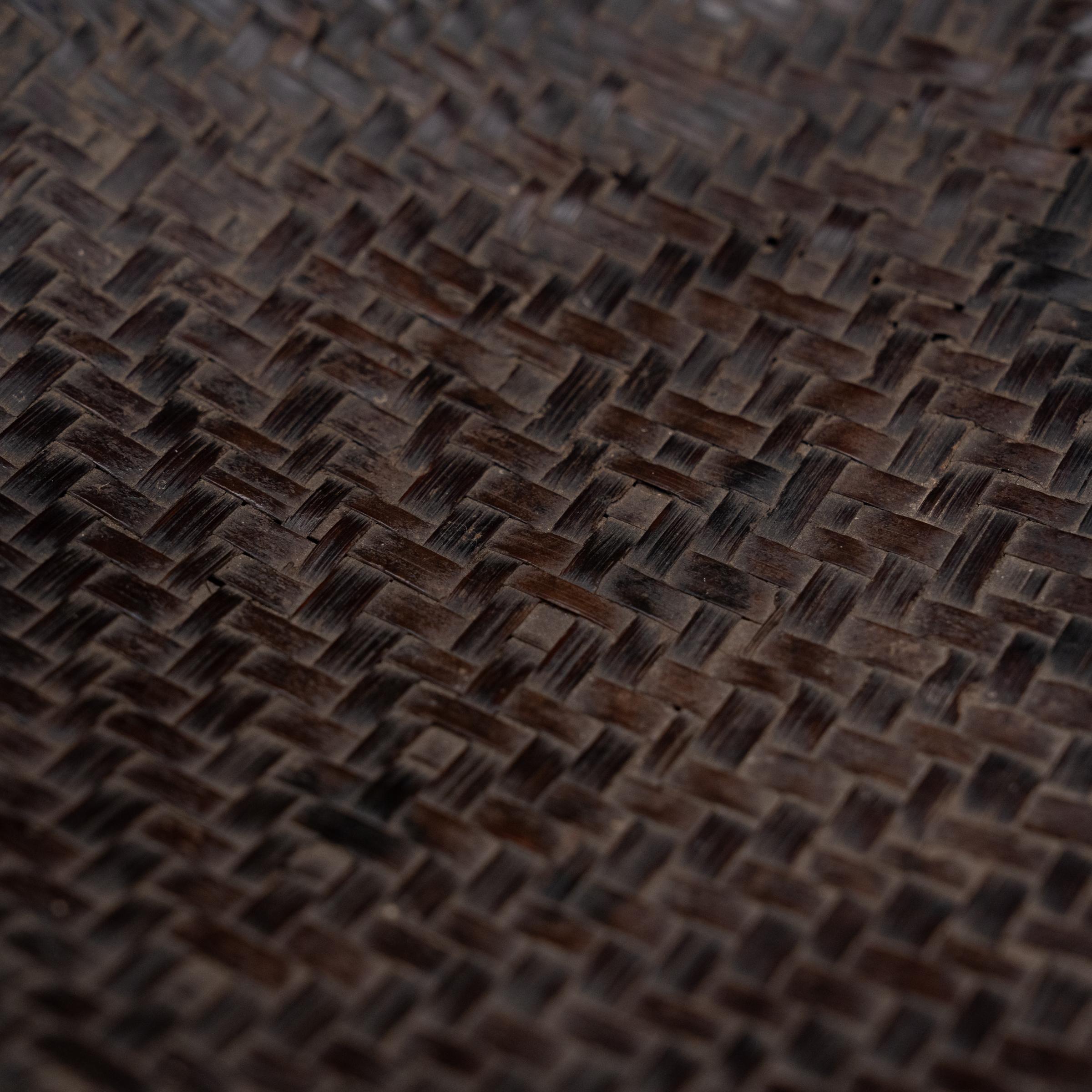 Cesta china tejida con flores de bambú, c. 1940 Tejido a mano en venta