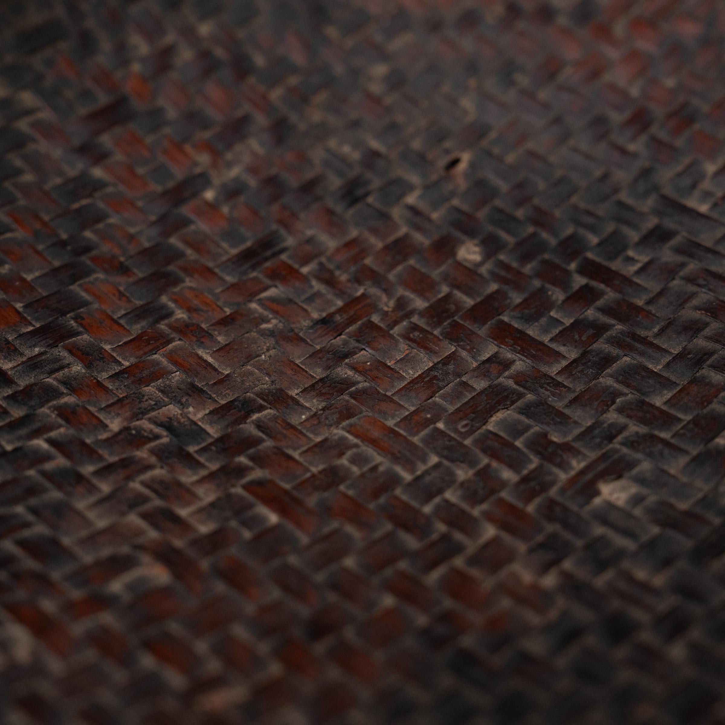 Cesta china tejida con flores de bambú, c. 1940 Tejido a mano en venta