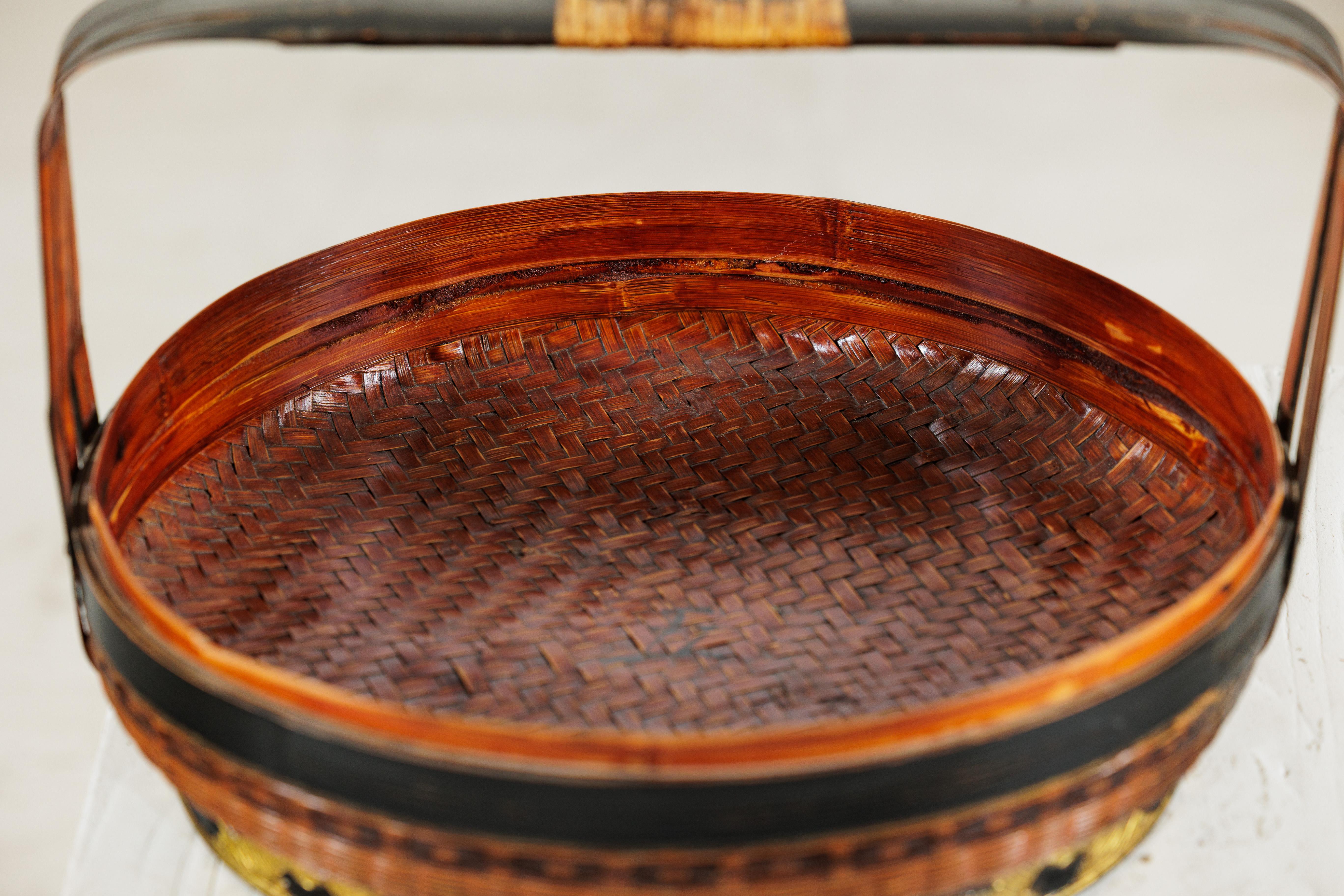 Cesta China Tejida con Tapa, Asa Lacada en Negro y Base Decorada en Dorado en venta 4
