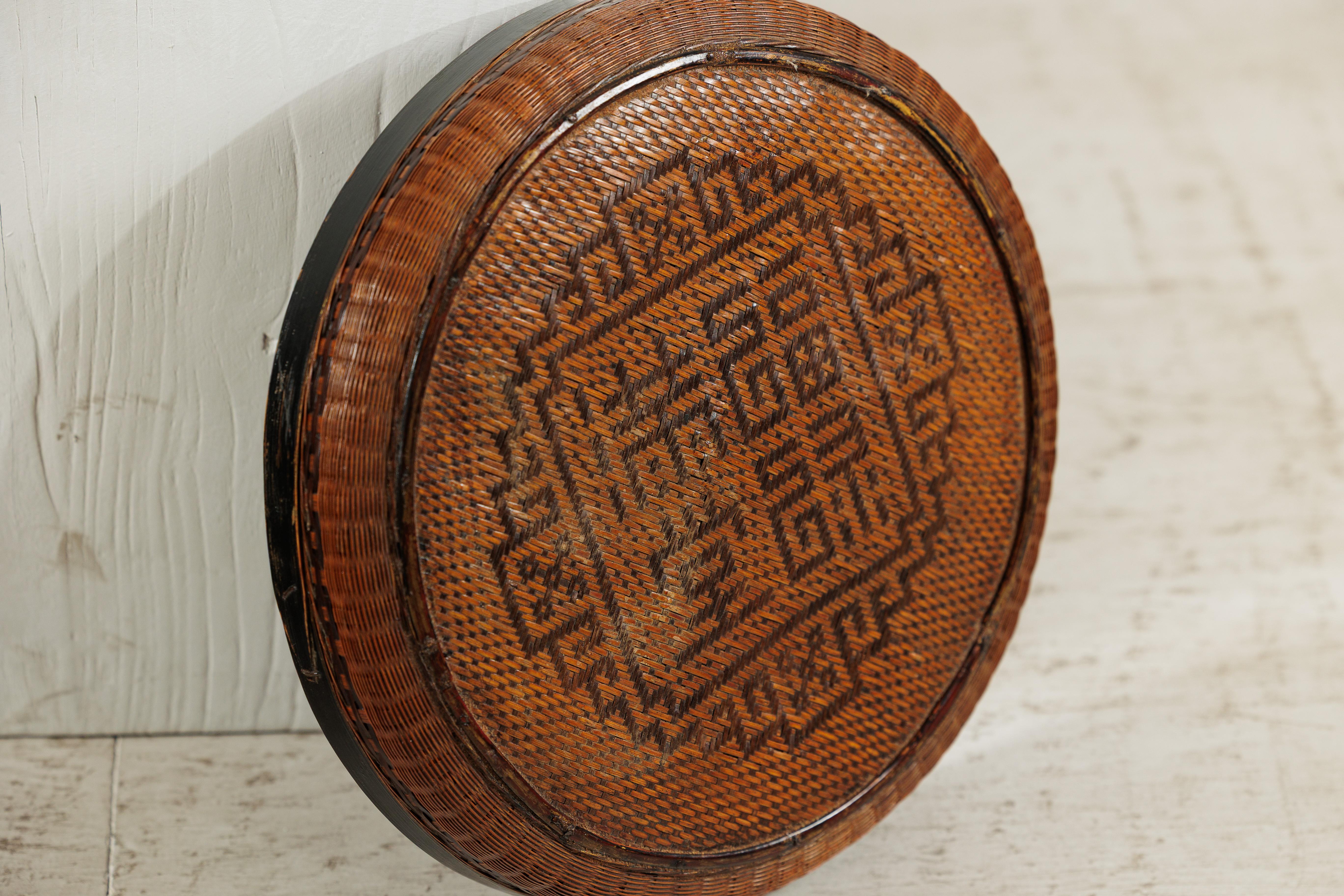 Cesta China Tejida con Tapa, Asa Lacada en Negro y Base Decorada en Dorado en venta 5