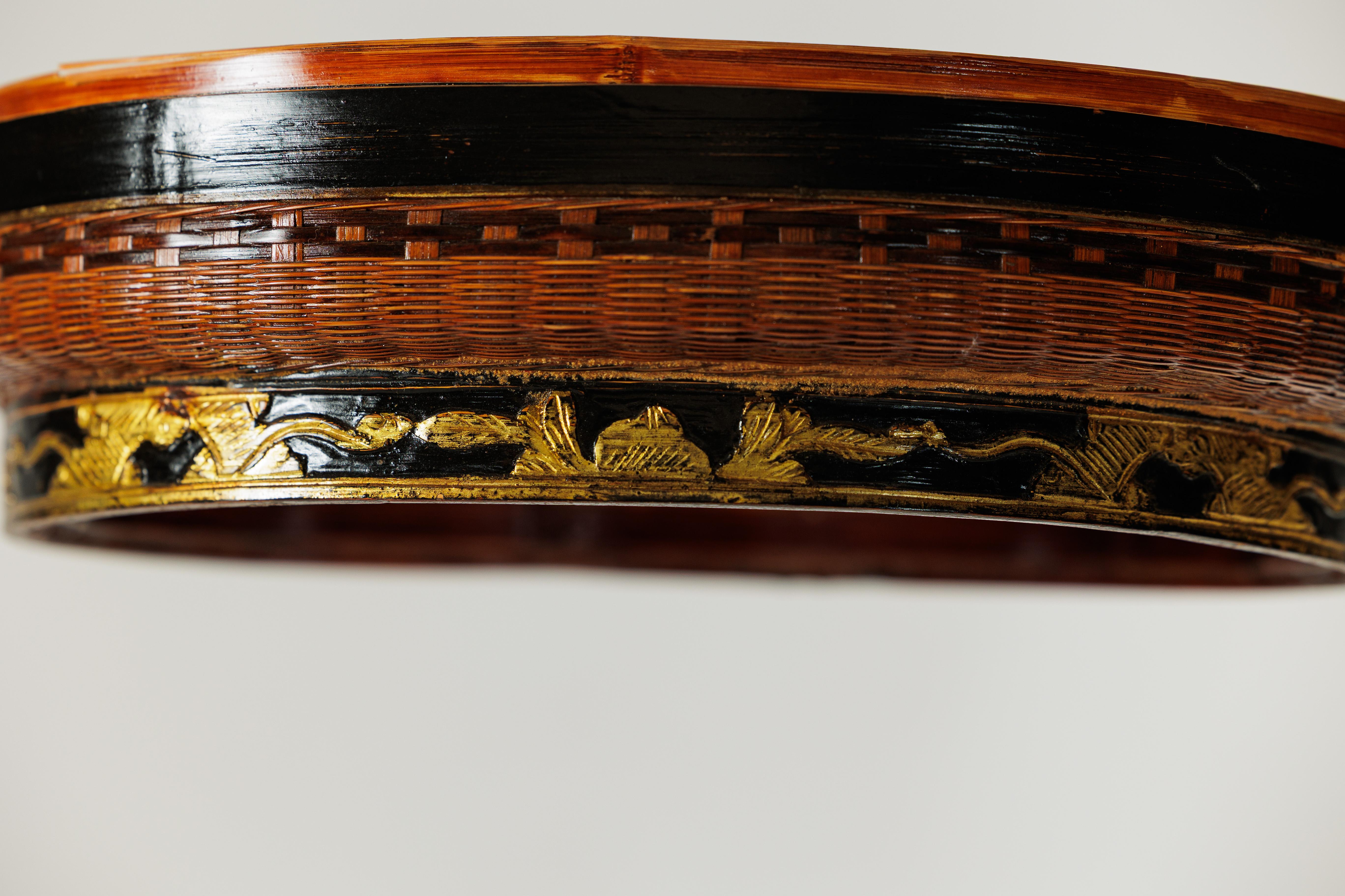 Cesta China Tejida con Tapa, Asa Lacada en Negro y Base Decorada en Dorado en venta 6