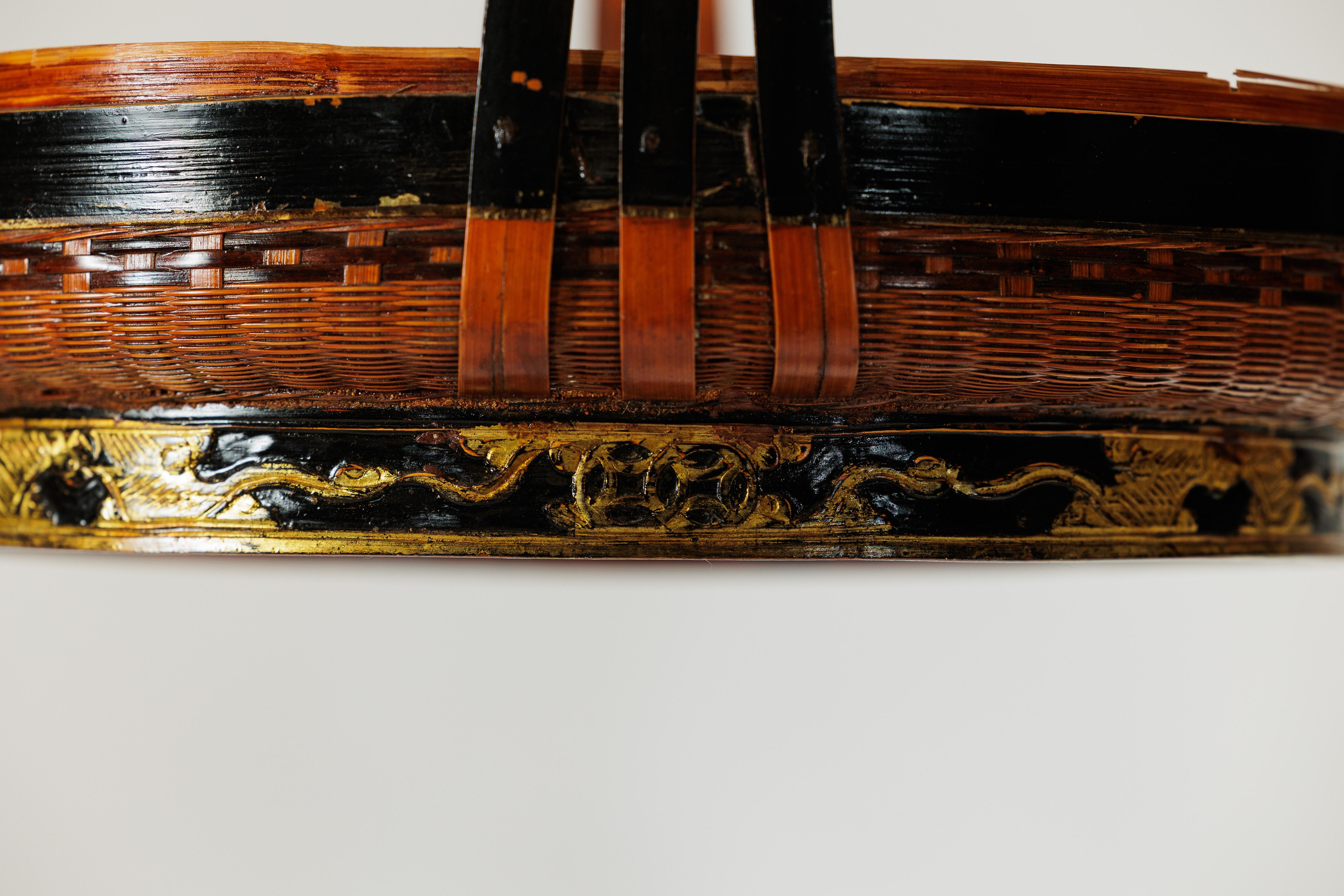 Cesta China Tejida con Tapa, Asa Lacada en Negro y Base Decorada en Dorado en venta 7