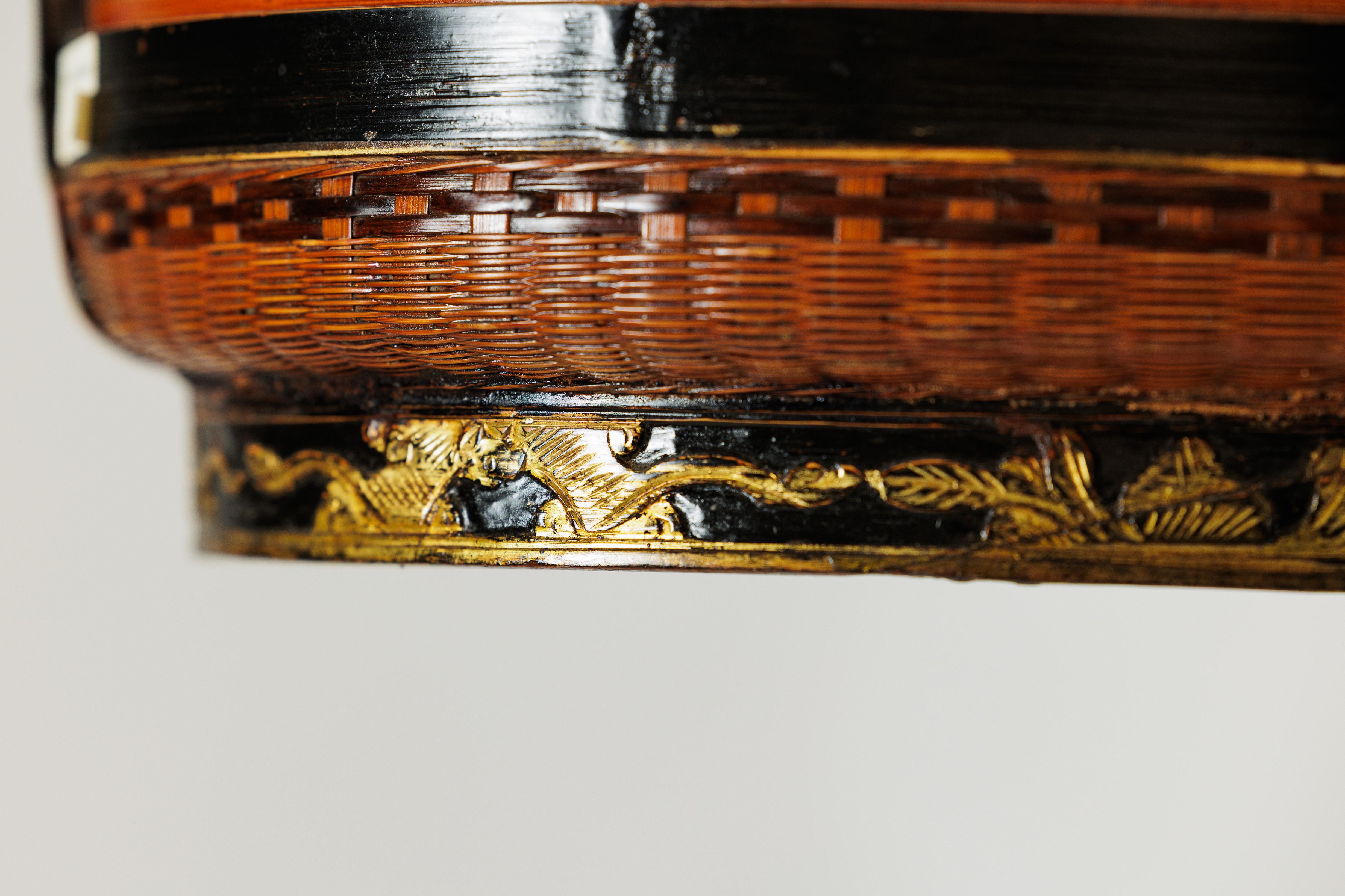 Cesta China Tejida con Tapa, Asa Lacada en Negro y Base Decorada en Dorado en venta 8