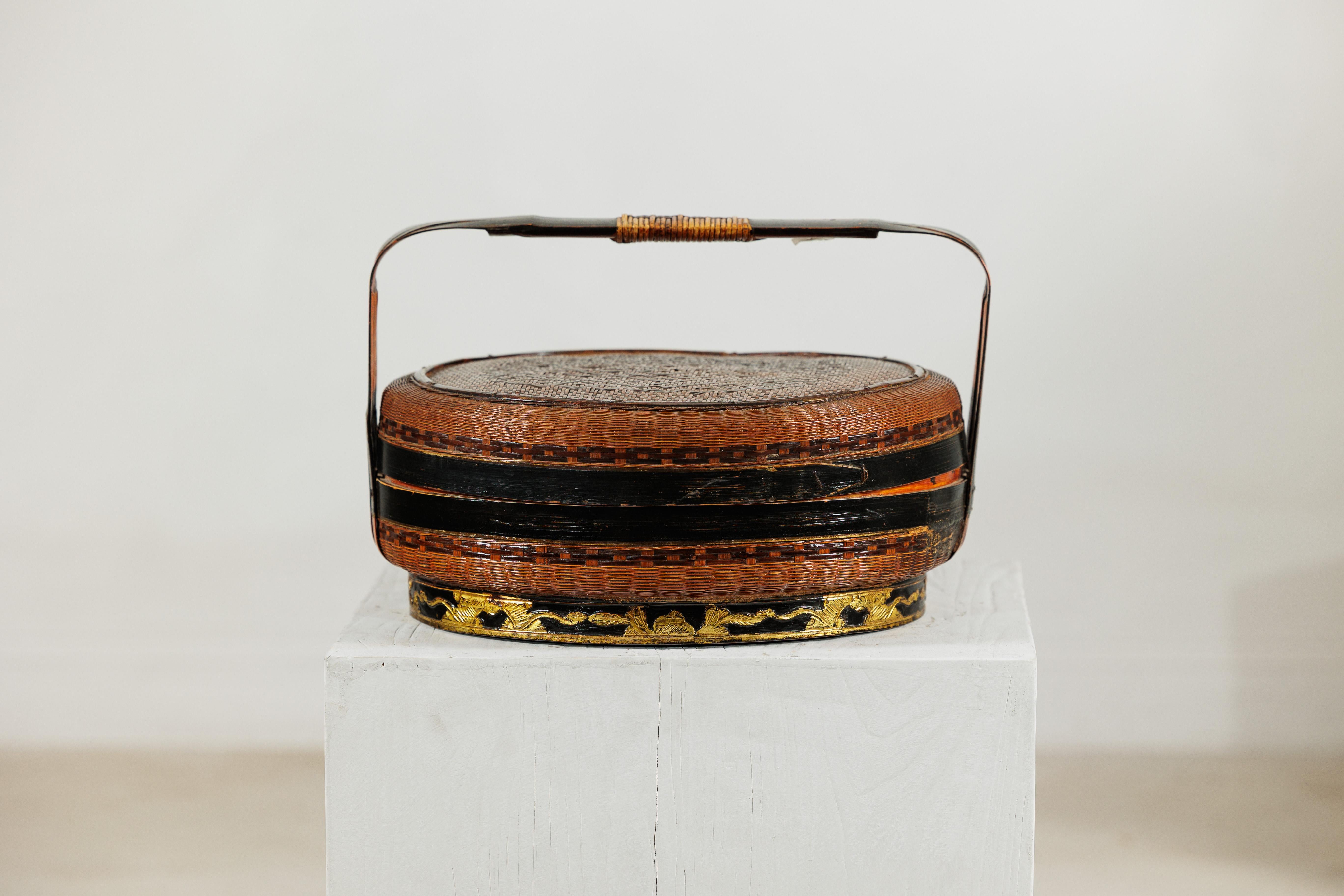 Cesta China Tejida con Tapa, Asa Lacada en Negro y Base Decorada en Dorado en venta 9