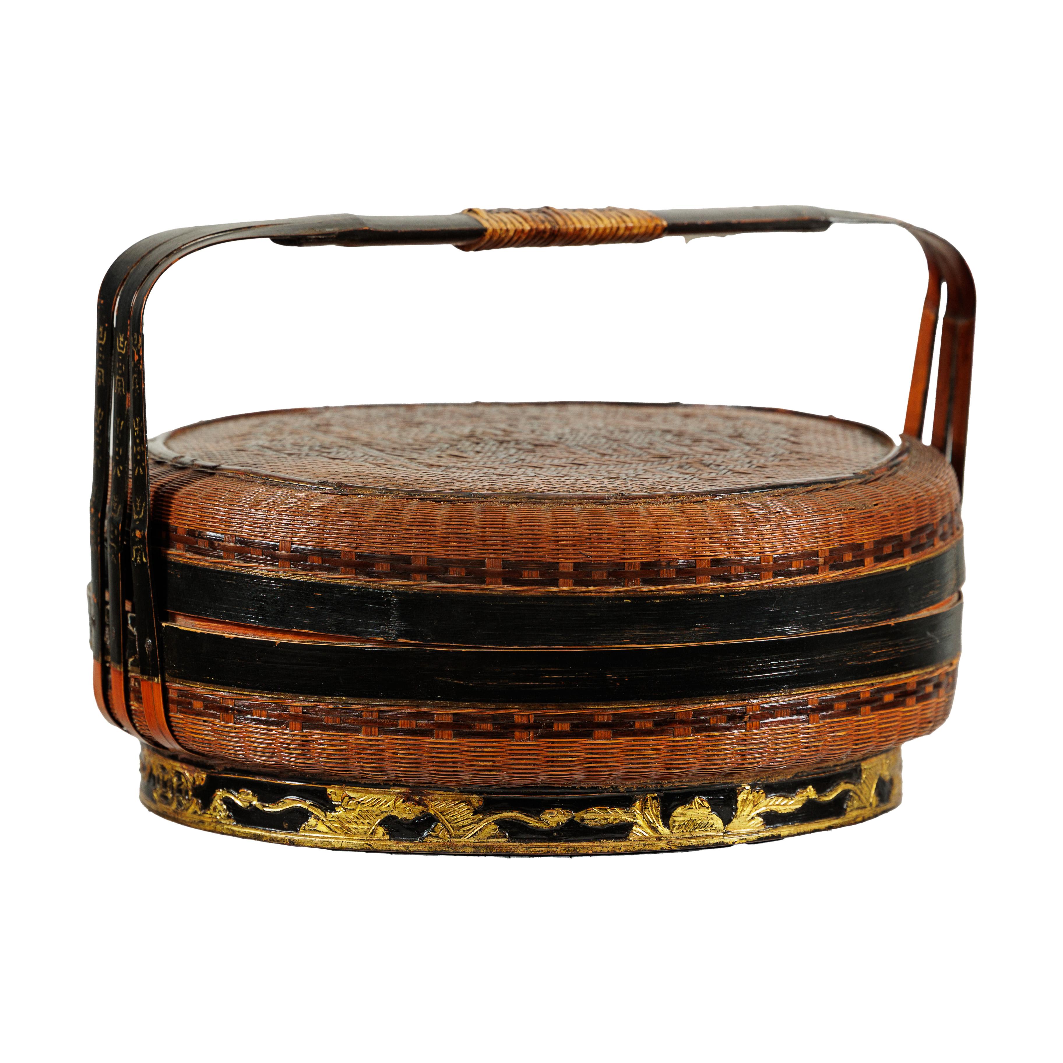 Cesta China Tejida con Tapa, Asa Lacada en Negro y Base Decorada en Dorado en venta 10