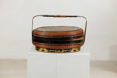 Chinesischer geflochtener Korb mit Deckel, schwarzem Lackgriff und vergoldetem Boden