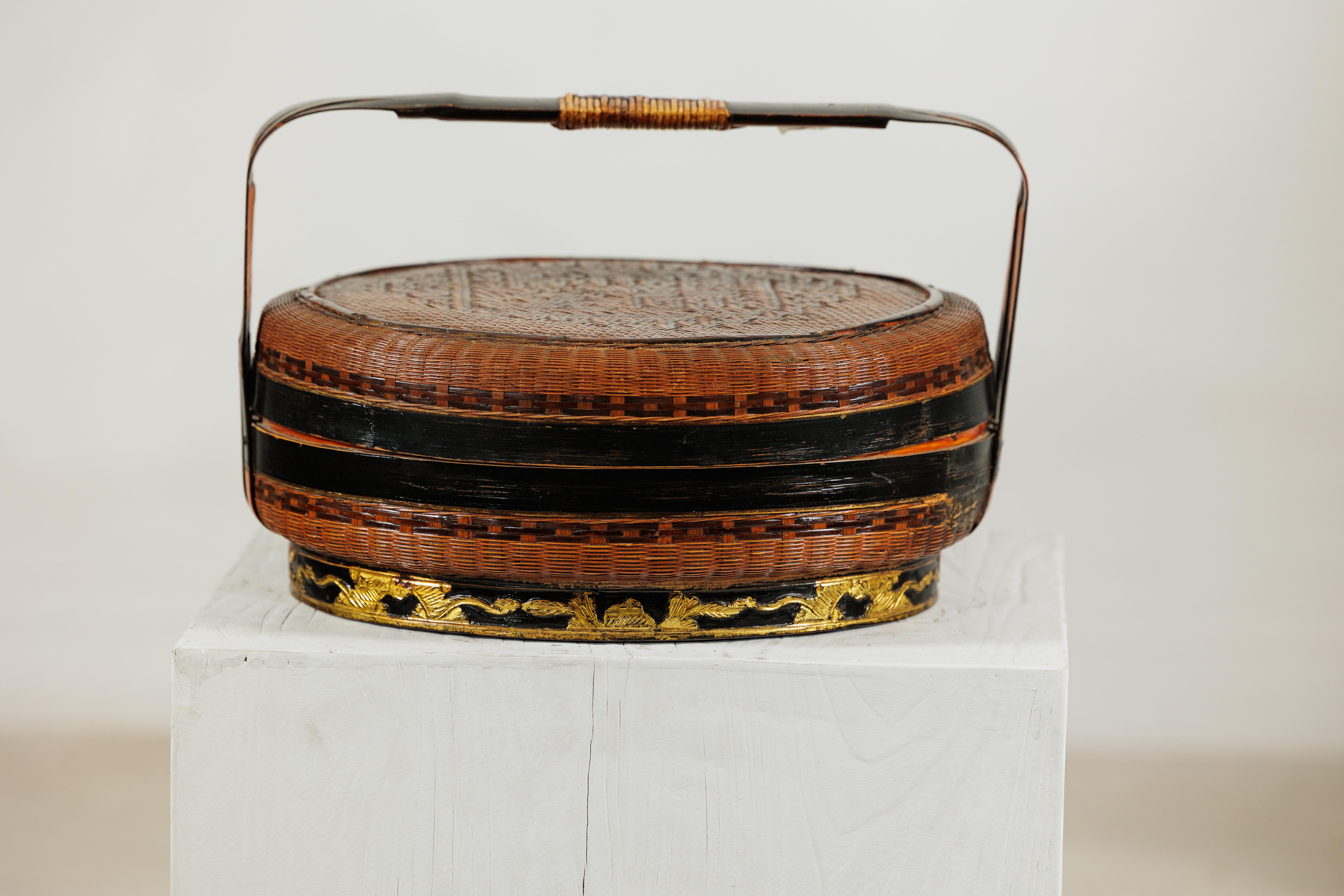 Cesta China Tejida con Tapa, Asa Lacada en Negro y Base Decorada en Dorado Qing en venta
