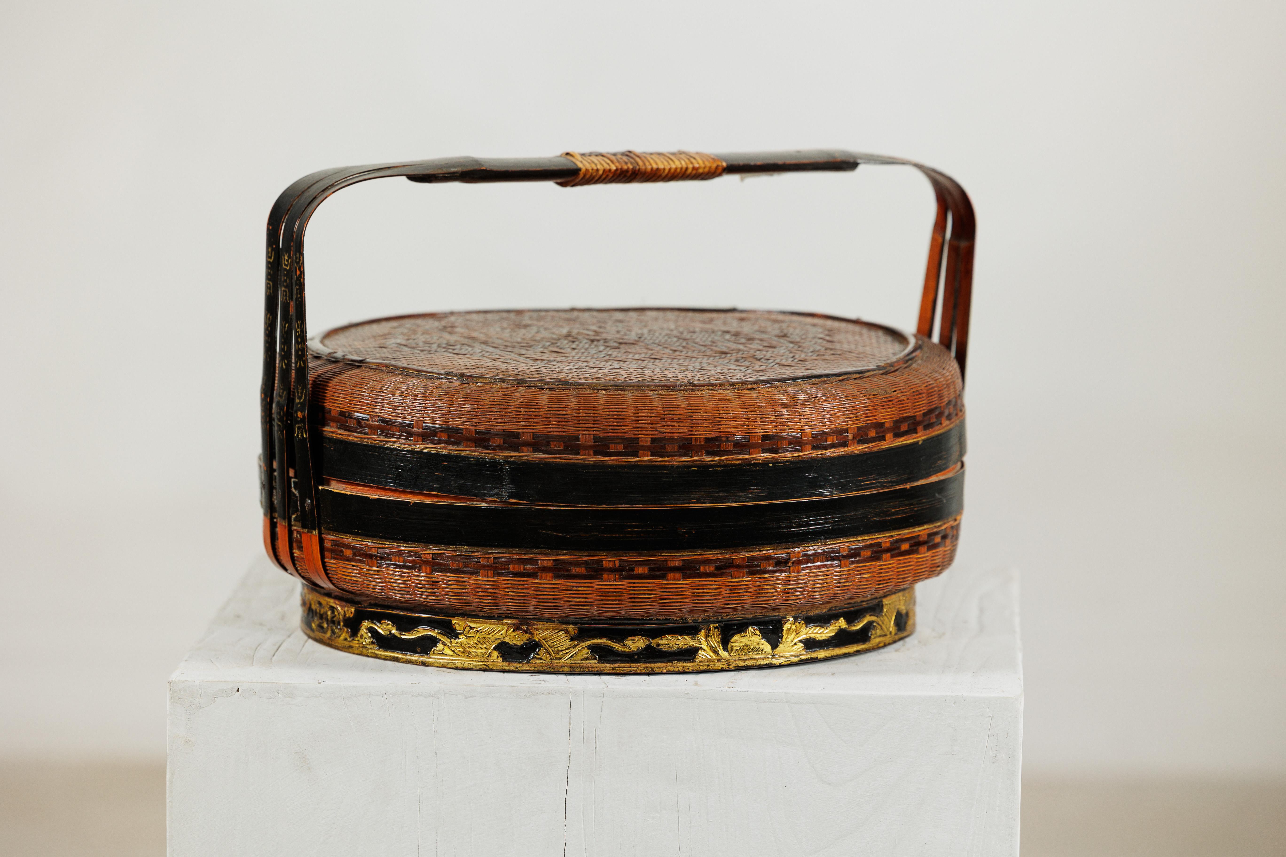 Cesta China Tejida con Tapa, Asa Lacada en Negro y Base Decorada en Dorado Chino en venta