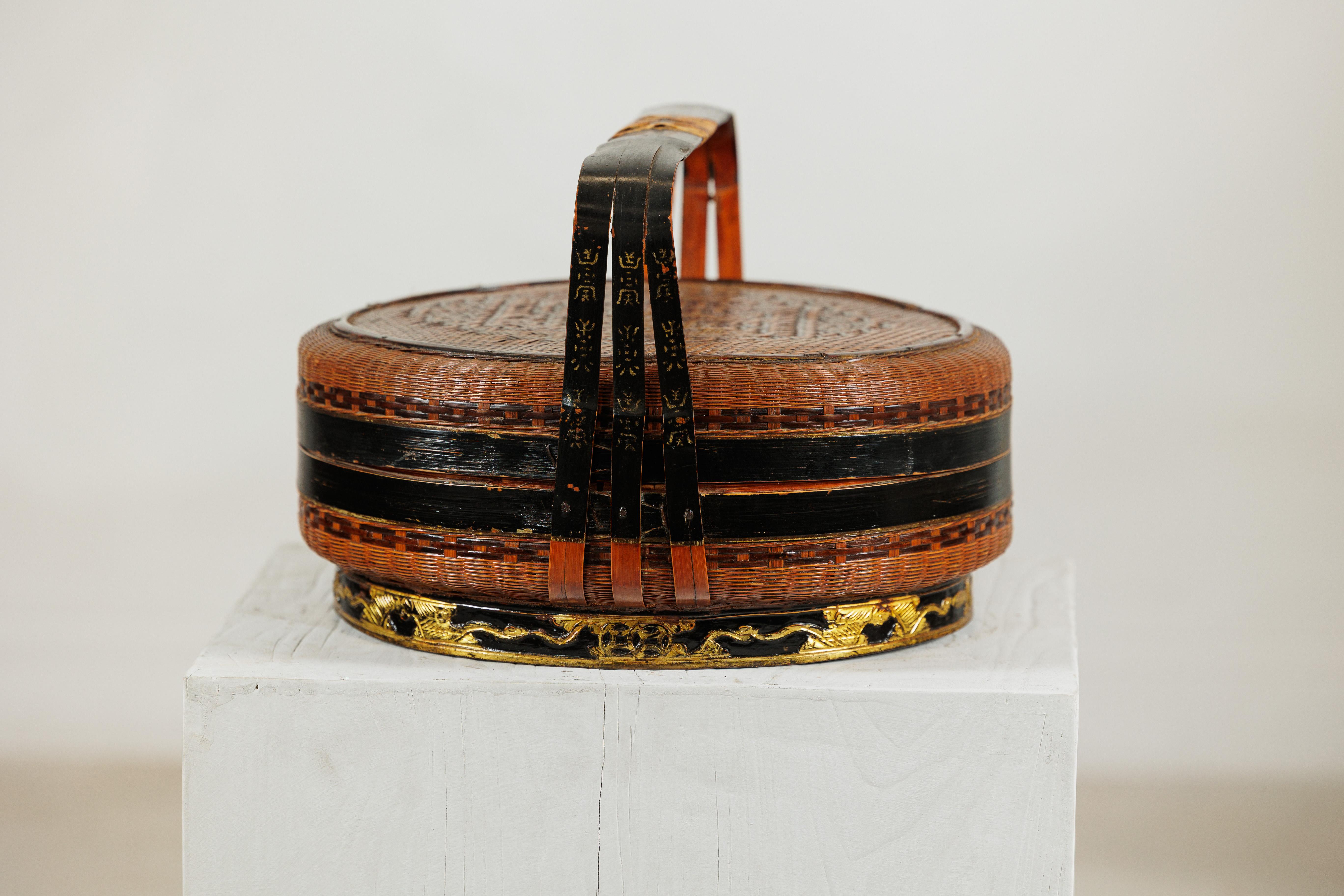 Cesta China Tejida con Tapa, Asa Lacada en Negro y Base Decorada en Dorado en Bueno estado para la venta en Yonkers, NY