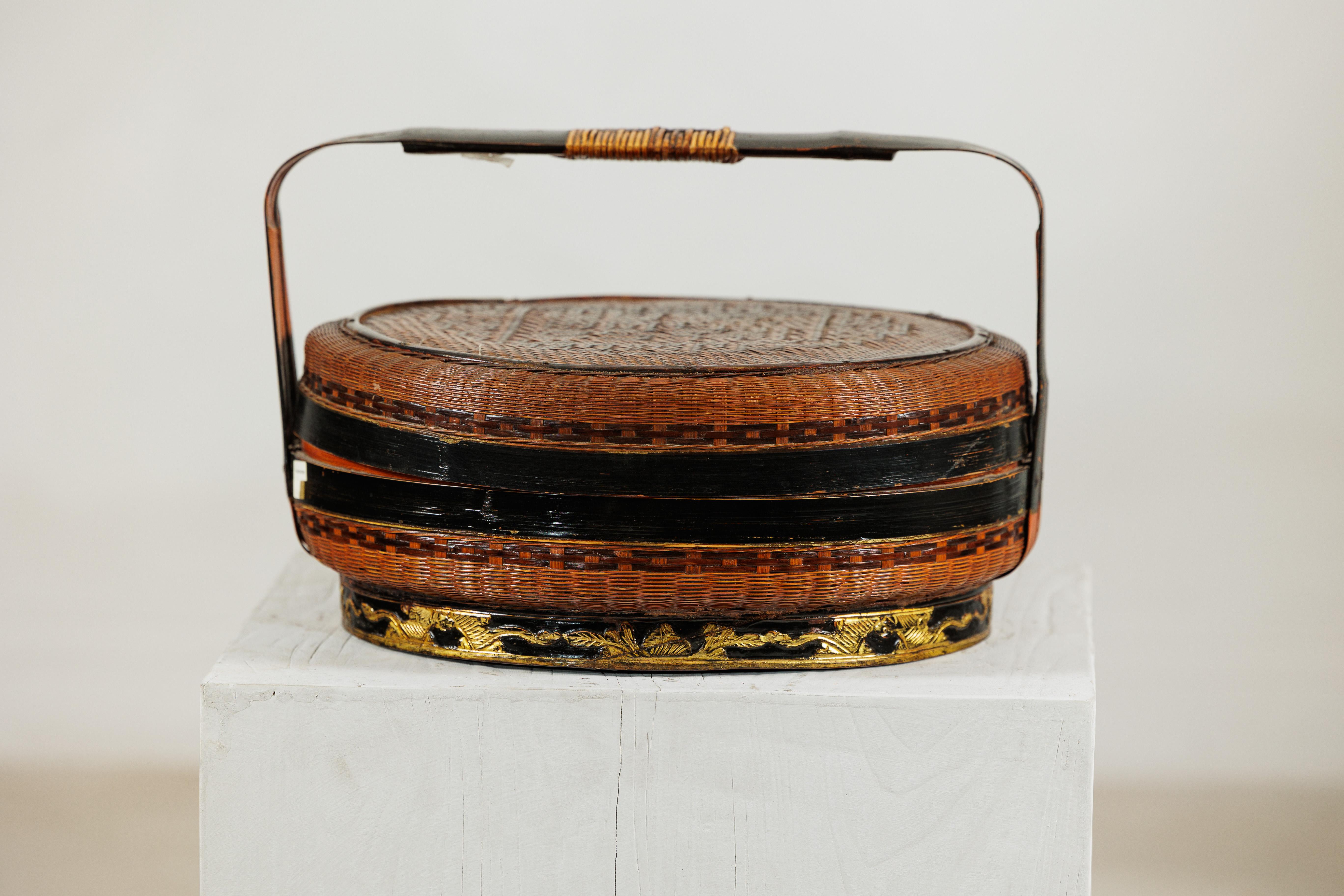 Cesta China Tejida con Tapa, Asa Lacada en Negro y Base Decorada en Dorado siglo XX en venta