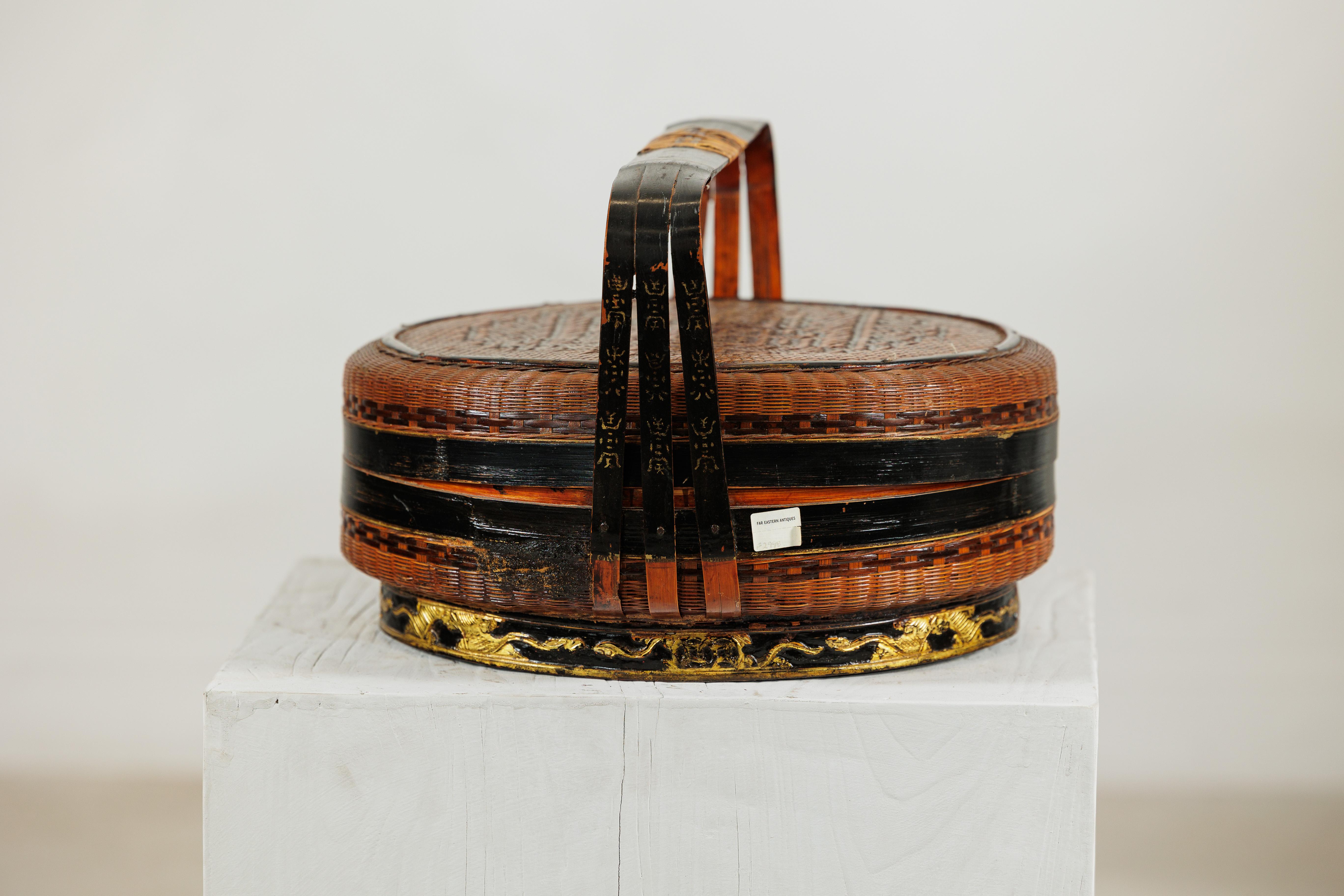 Cesta China Tejida con Tapa, Asa Lacada en Negro y Base Decorada en Dorado Bambú en venta