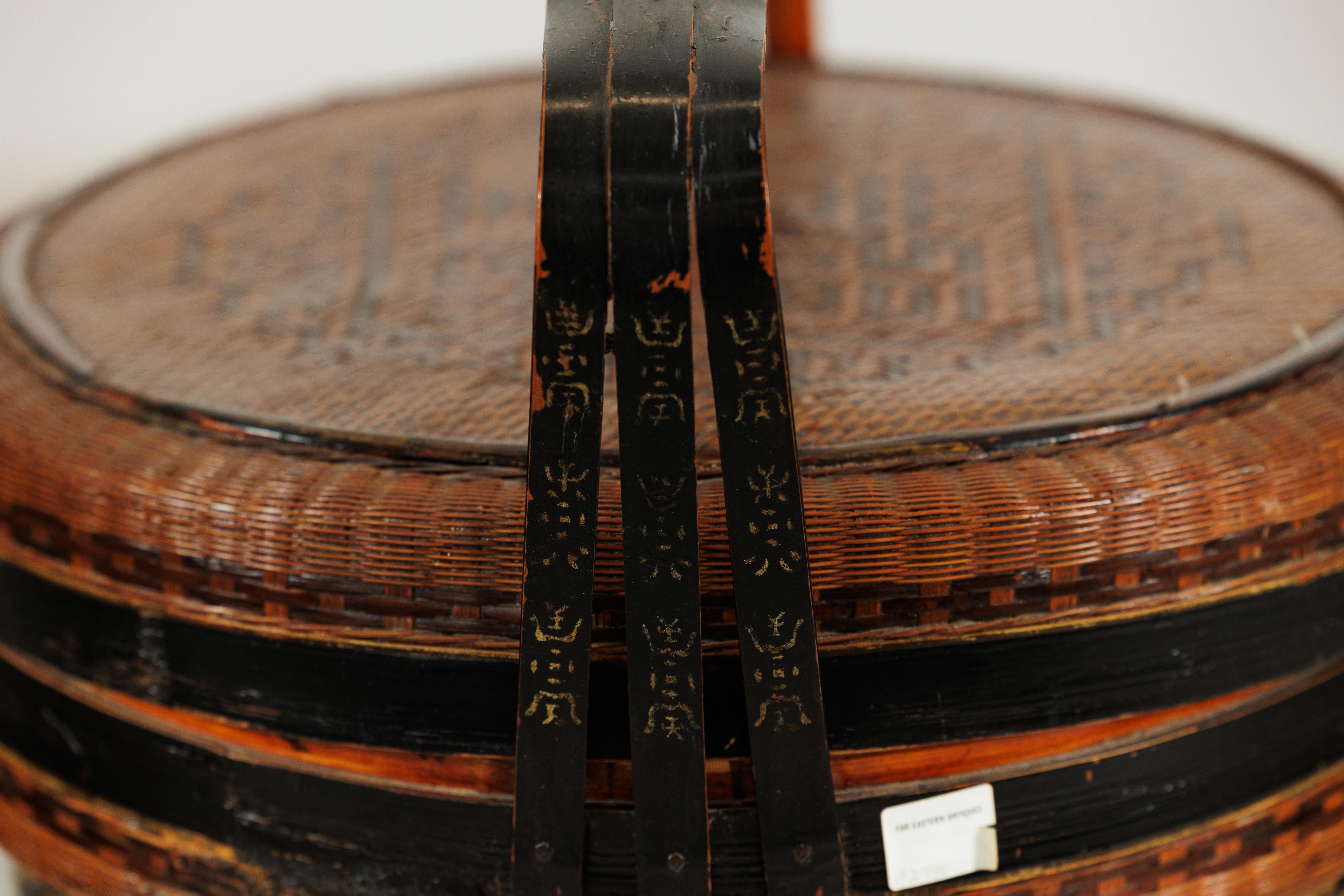 Cesta China Tejida con Tapa, Asa Lacada en Negro y Base Decorada en Dorado en venta 1