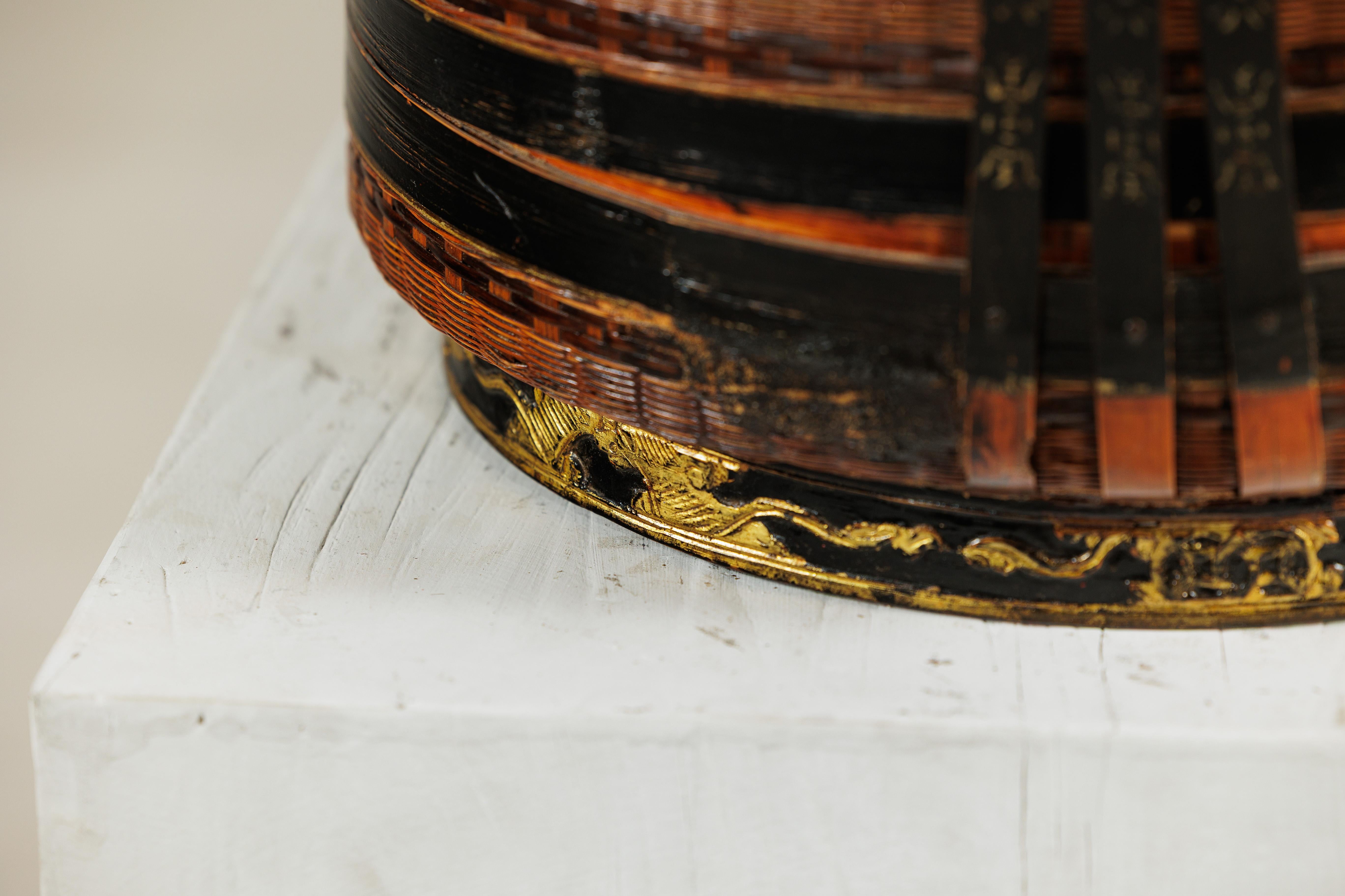Cesta China Tejida con Tapa, Asa Lacada en Negro y Base Decorada en Dorado en venta 2