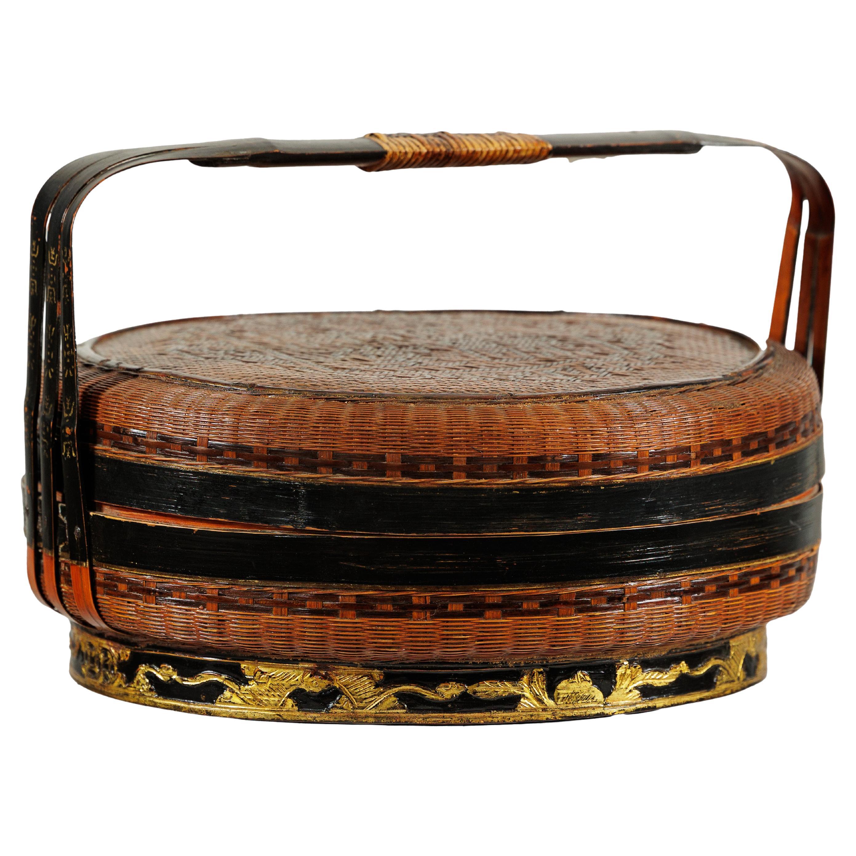 Cesta China Tejida con Tapa, Asa Lacada en Negro y Base Decorada en Dorado en venta