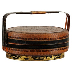 Cesta China Tejida con Tapa, Asa Lacada en Negro y Base Decorada en Dorado