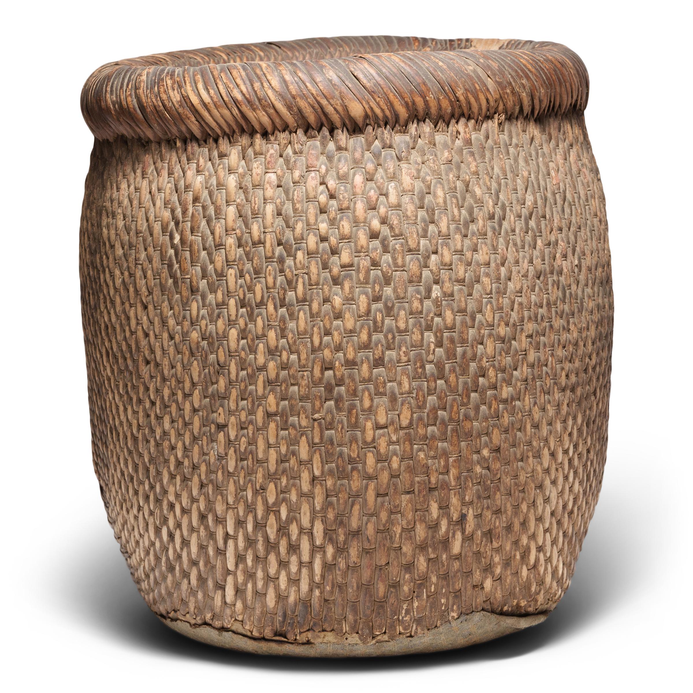 La vannerie est un métier ancien et humble, mais entre les mains d'un tisserand compétent, un simple panier de saule peut devenir une œuvre d'art d'une grande beauté. Ce panier a été fabriqué en Chine il y a longtemps, et la maîtrise de l'artisan