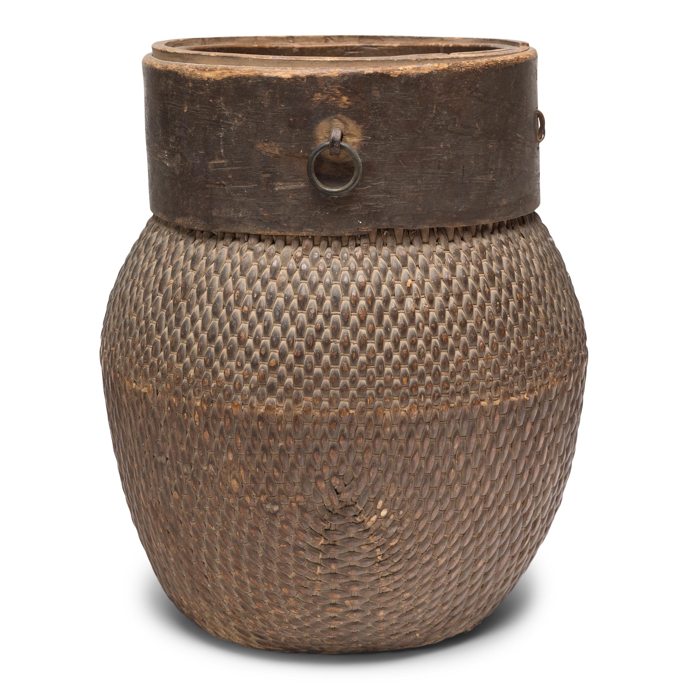 Il y a plusieurs siècles, un tel panier de pêcheur en roseau tressé était courant dans les régions rurales de la Chine, où il était utilisé jusqu'à ce qu'il soit usé. Cet exemplaire du XIXe siècle est en très bon état, légèrement assombri par une