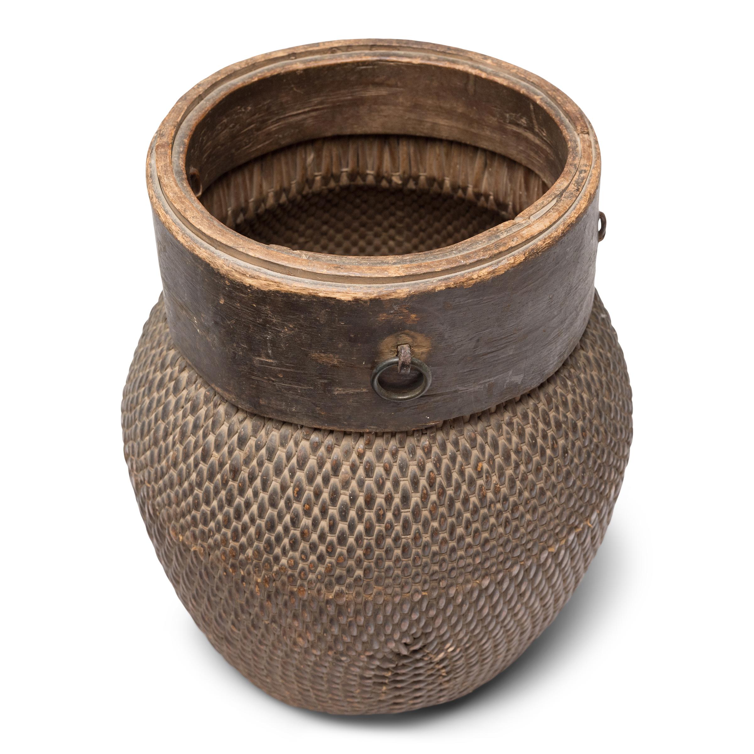 Rustique Panier de rivière chinois tissé, vers 1900 en vente