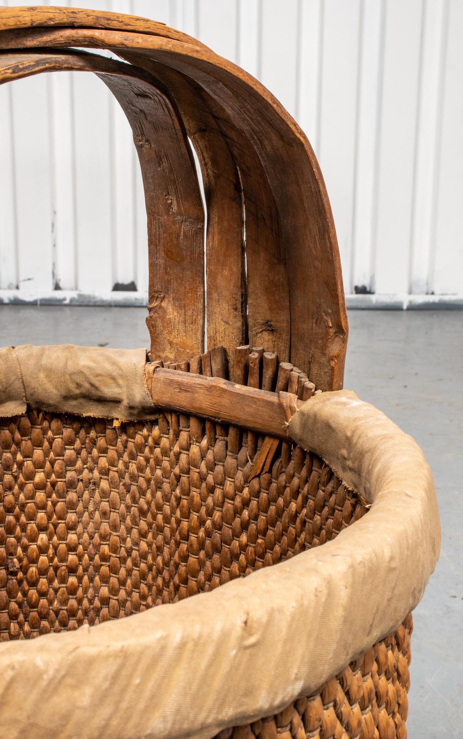 Chinese Woven Straw Basket with Handle In Good Condition In New York, NY