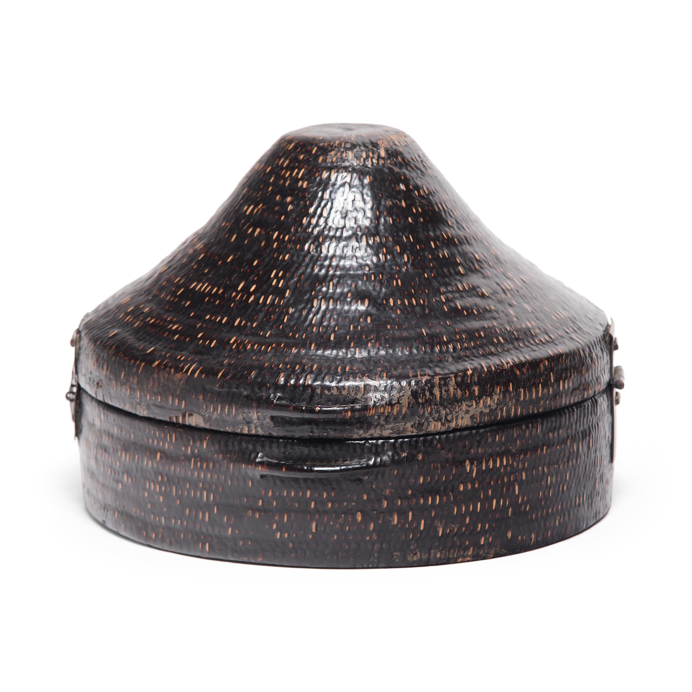 No self-respecting man in Qing-dynasty China would leave the house without some kind of hat. In fact, headgear was so central to social status that even the containers used to store one's hat were beautifully constructed.

This 19th century round