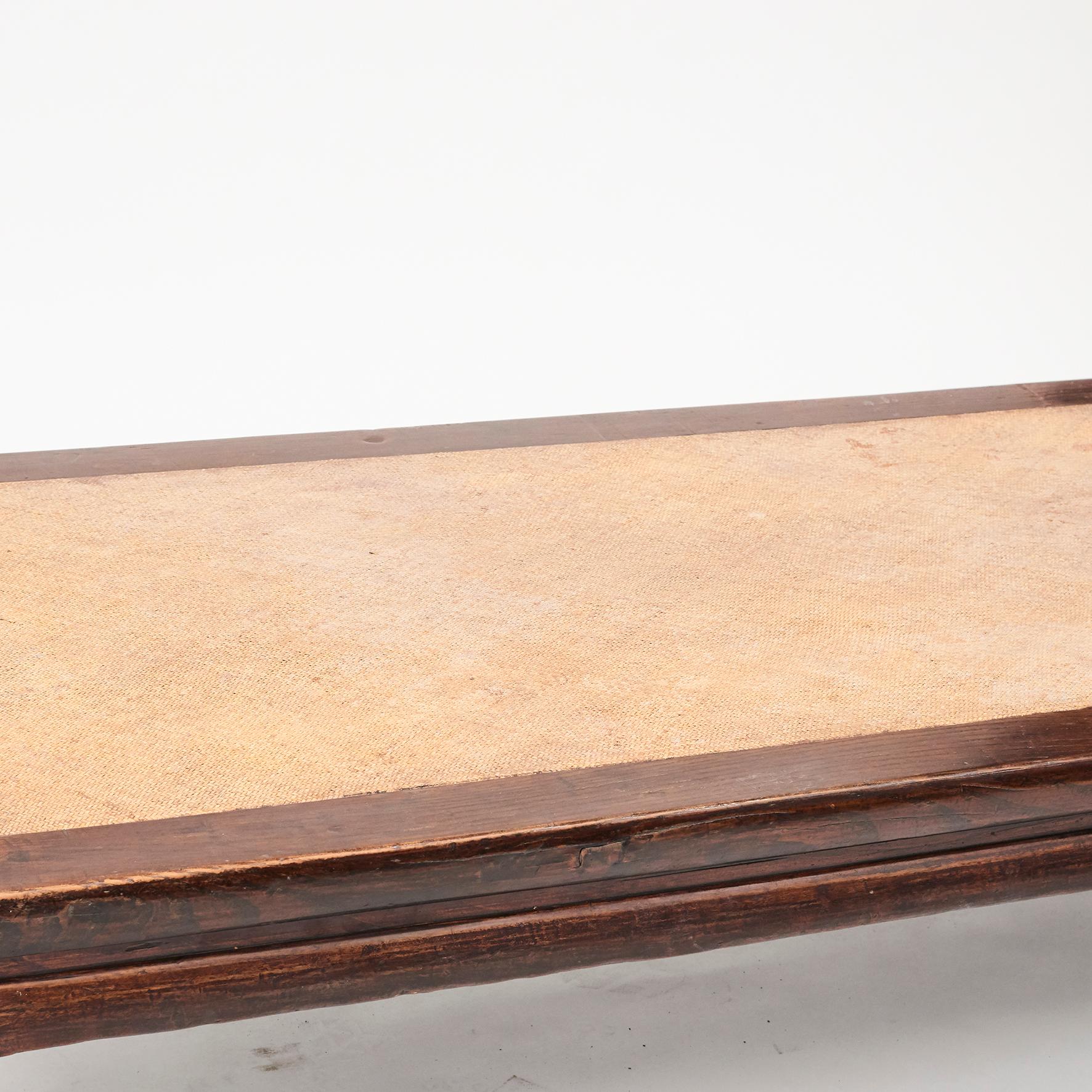 Cette grande table basse / lit à opium chinoise du 19e siècle présente un insert en osier tressé (non lié à l'âge). Bois d'orme avec patine naturelle. 
De la province du Shanxi:: 1840-1860.