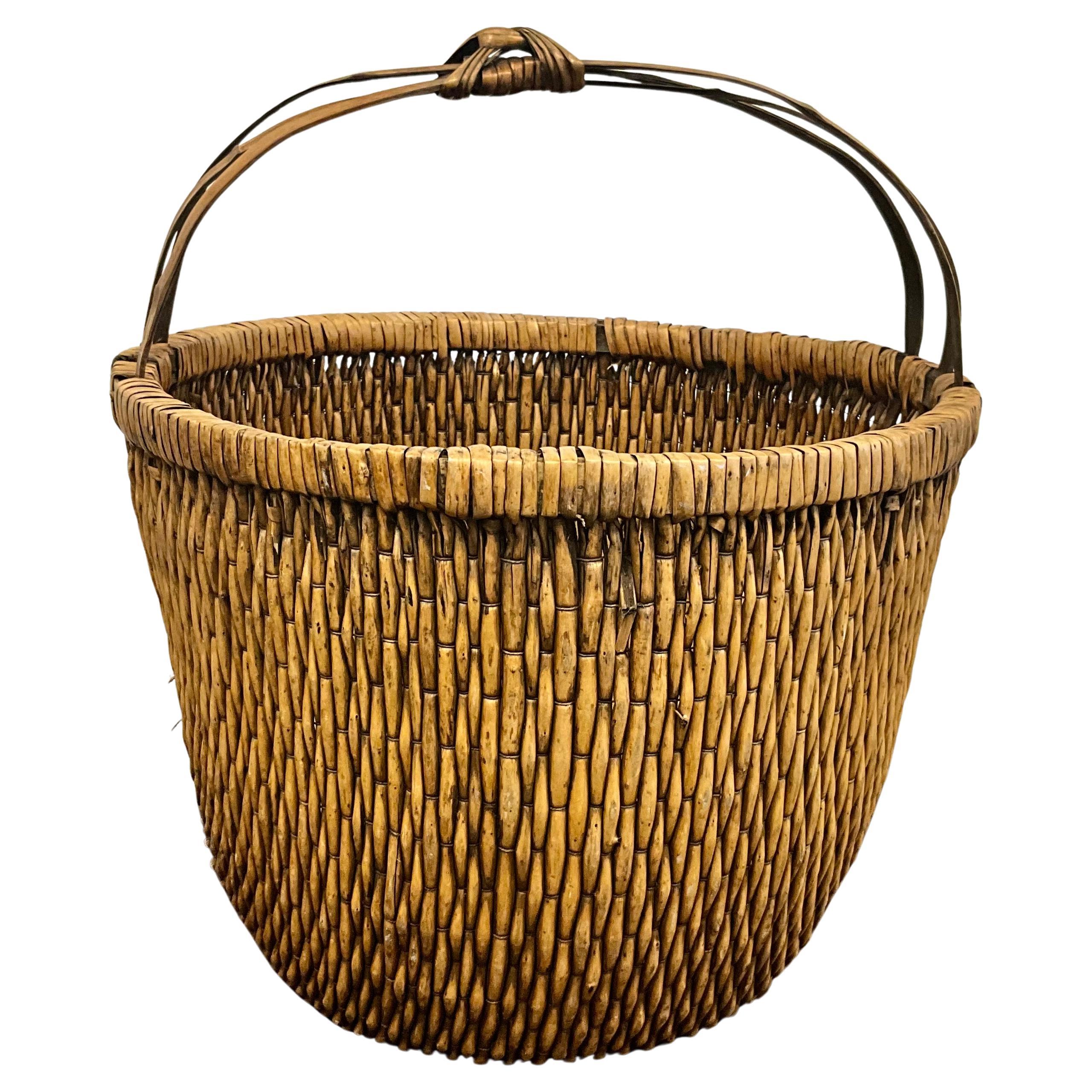 Cesta china tejida de sauce con asa grande