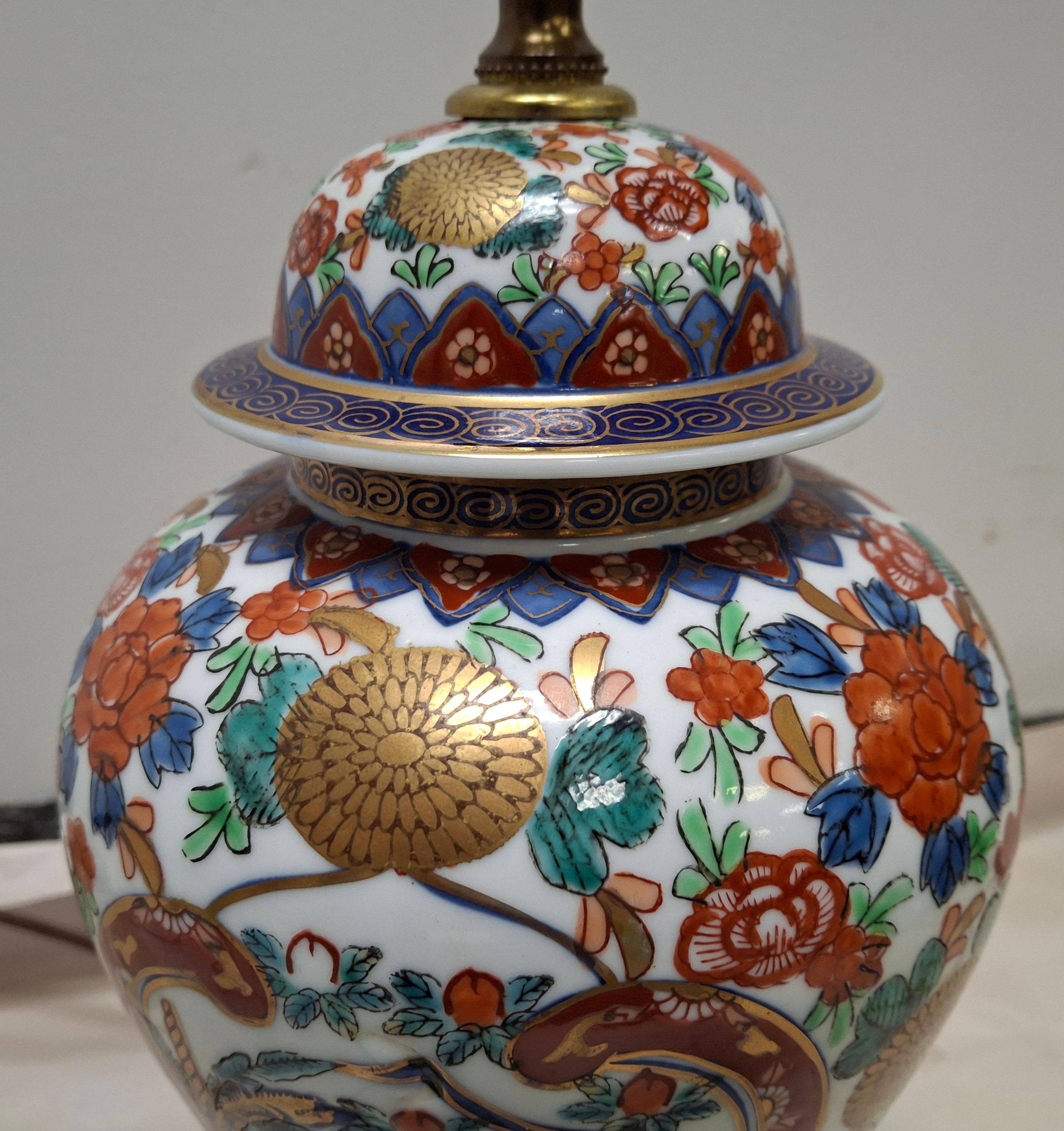 Chinese Wucai Porcelain Vase Table Lamp In Good Condition For Sale In Germantown, MD