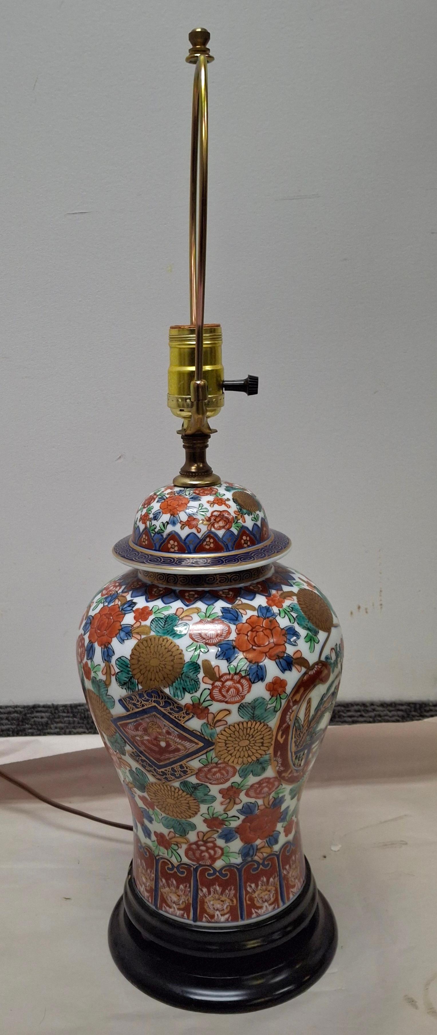 20th Century Chinese Wucai Porcelain Vase Table Lamp For Sale
