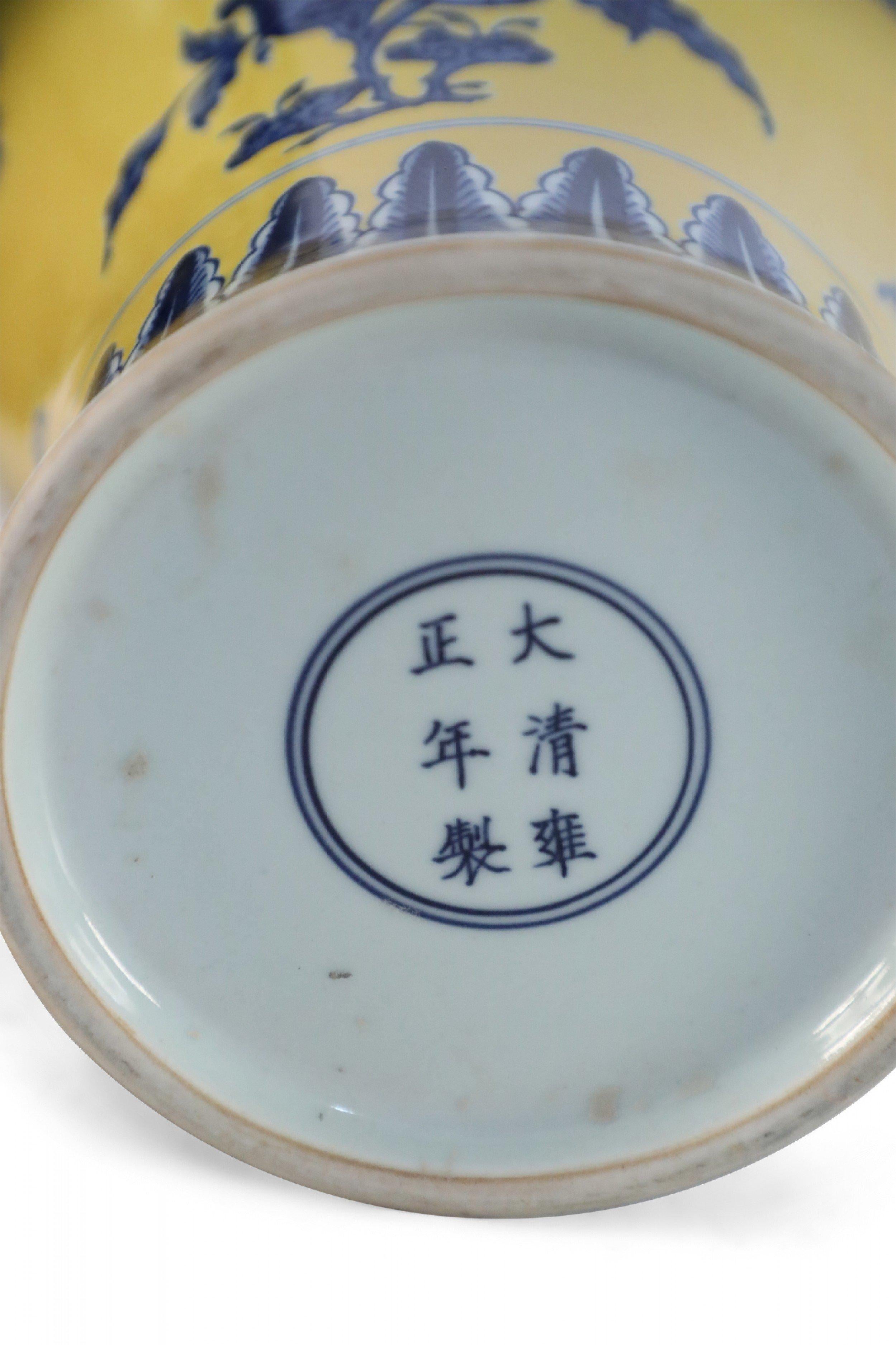 Vaso cinese di porcellana Meiping con fiori gialli e blu in vendita 3