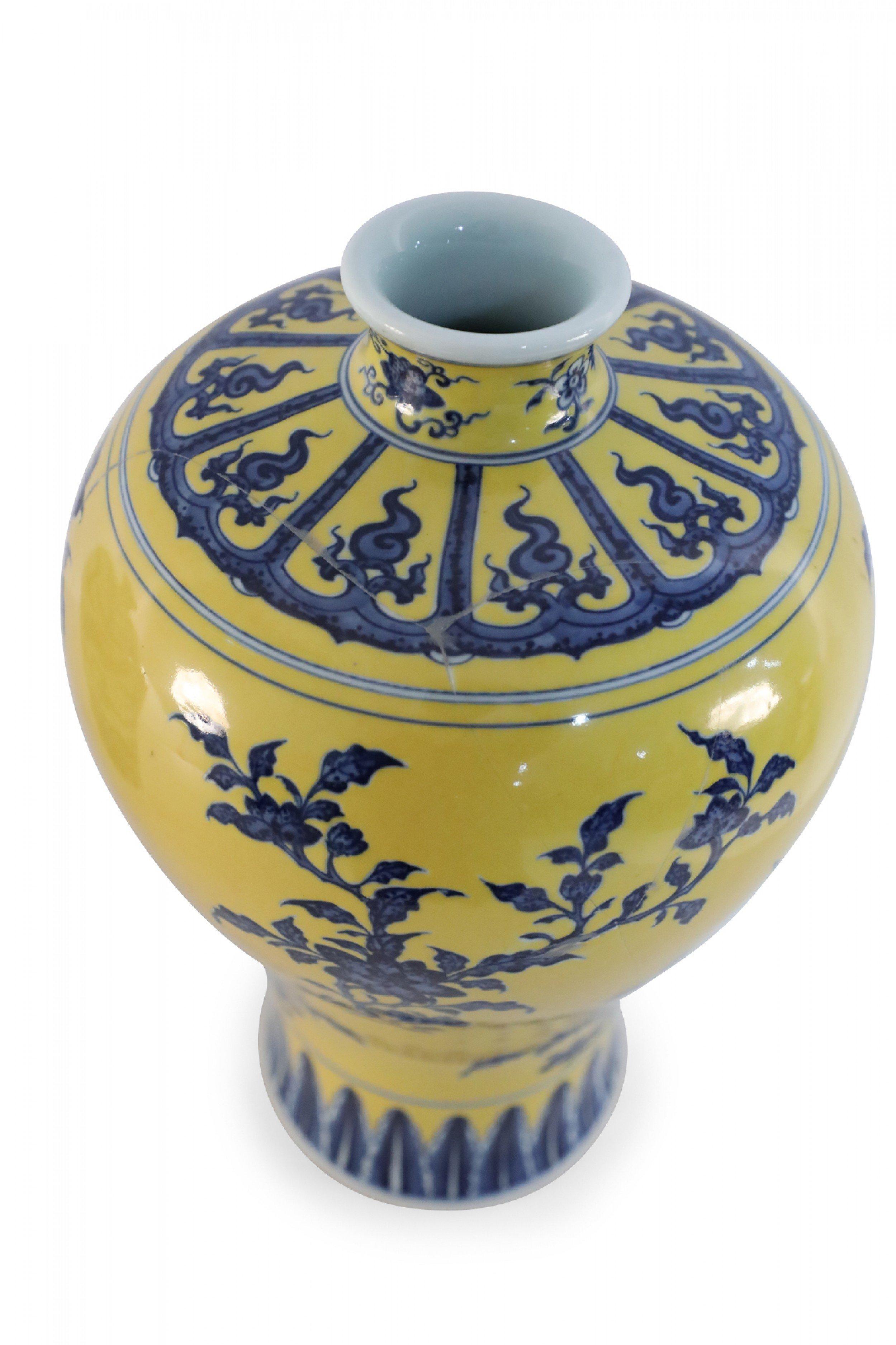 XIX secolo Vaso cinese di porcellana Meiping con fiori gialli e blu in vendita