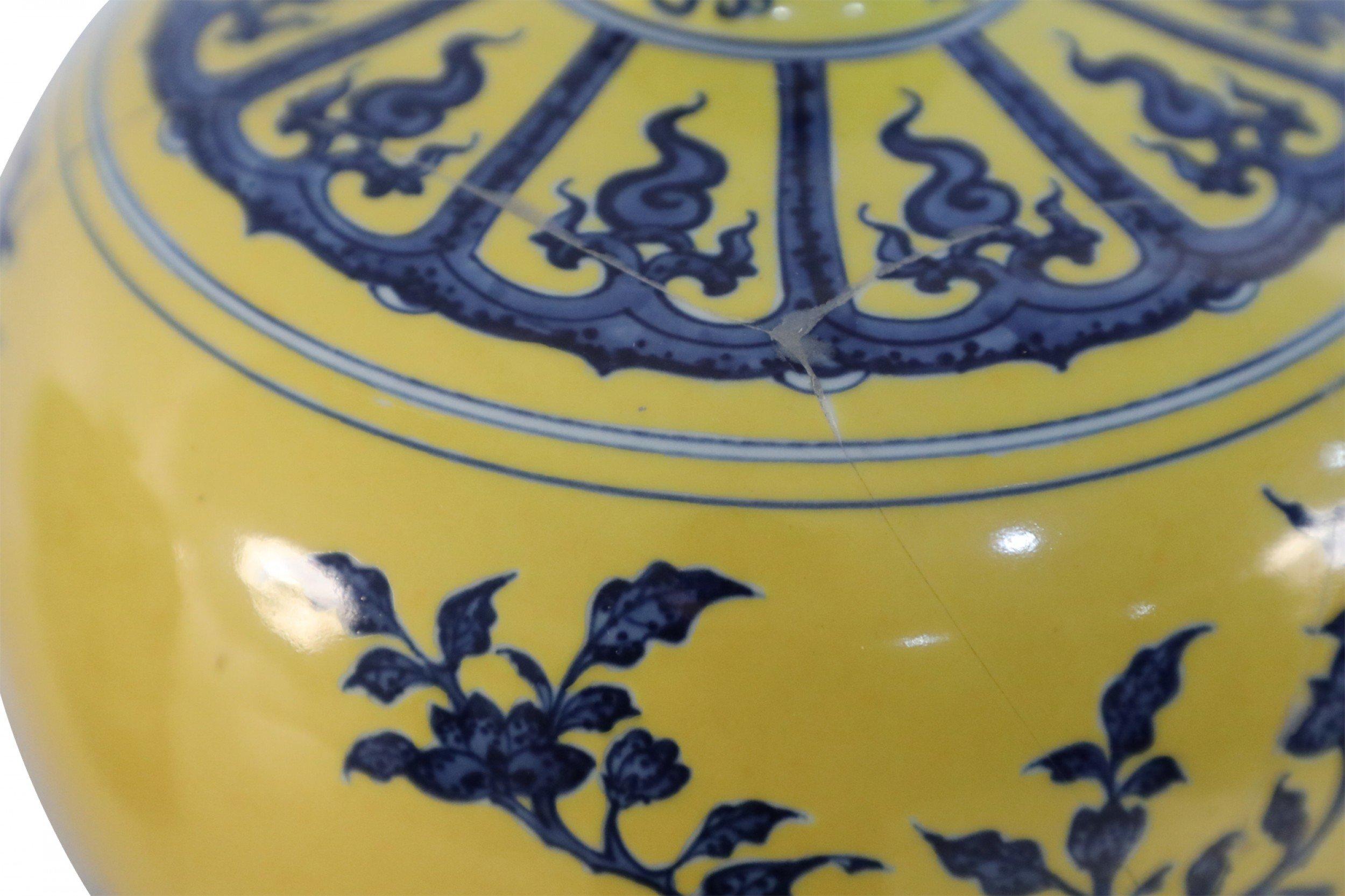 Vaso cinese di porcellana Meiping con fiori gialli e blu in vendita 1