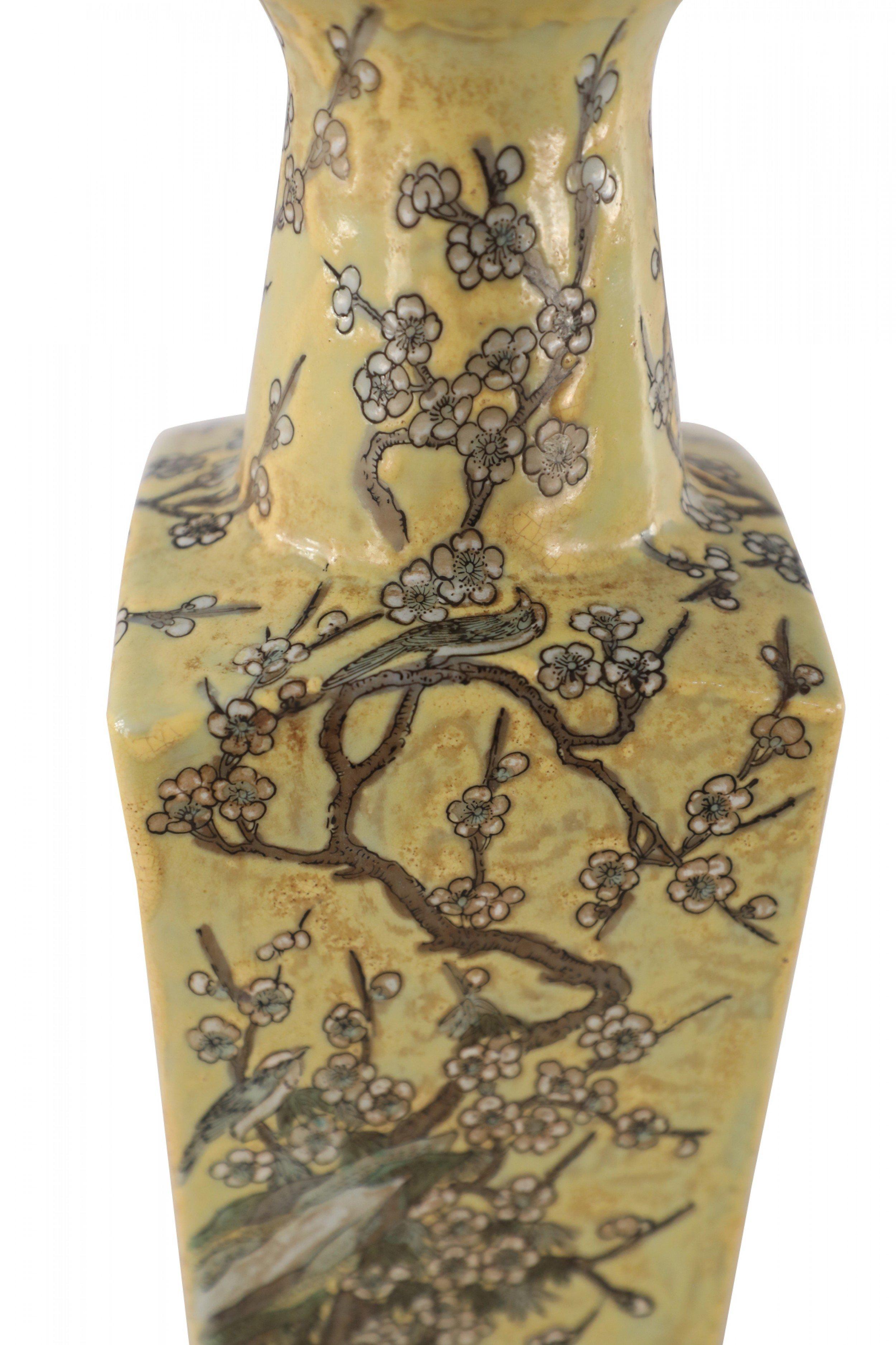 Exportation chinoise Vase chinois à manches en porcelaine à motif de fleurs de cerisier et de jaune en vente