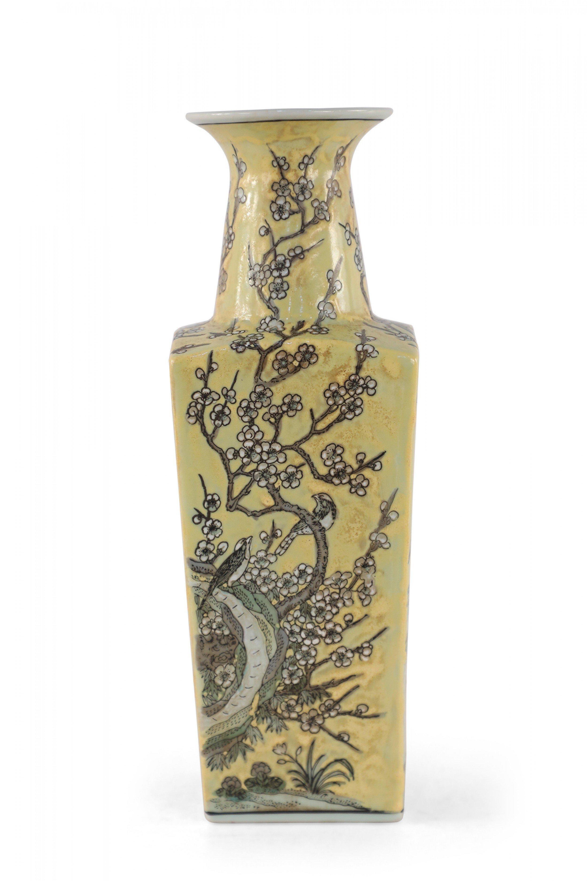 Vase chinois à manches en porcelaine à motif de fleurs de cerisier et de jaune Bon état - En vente à New York, NY