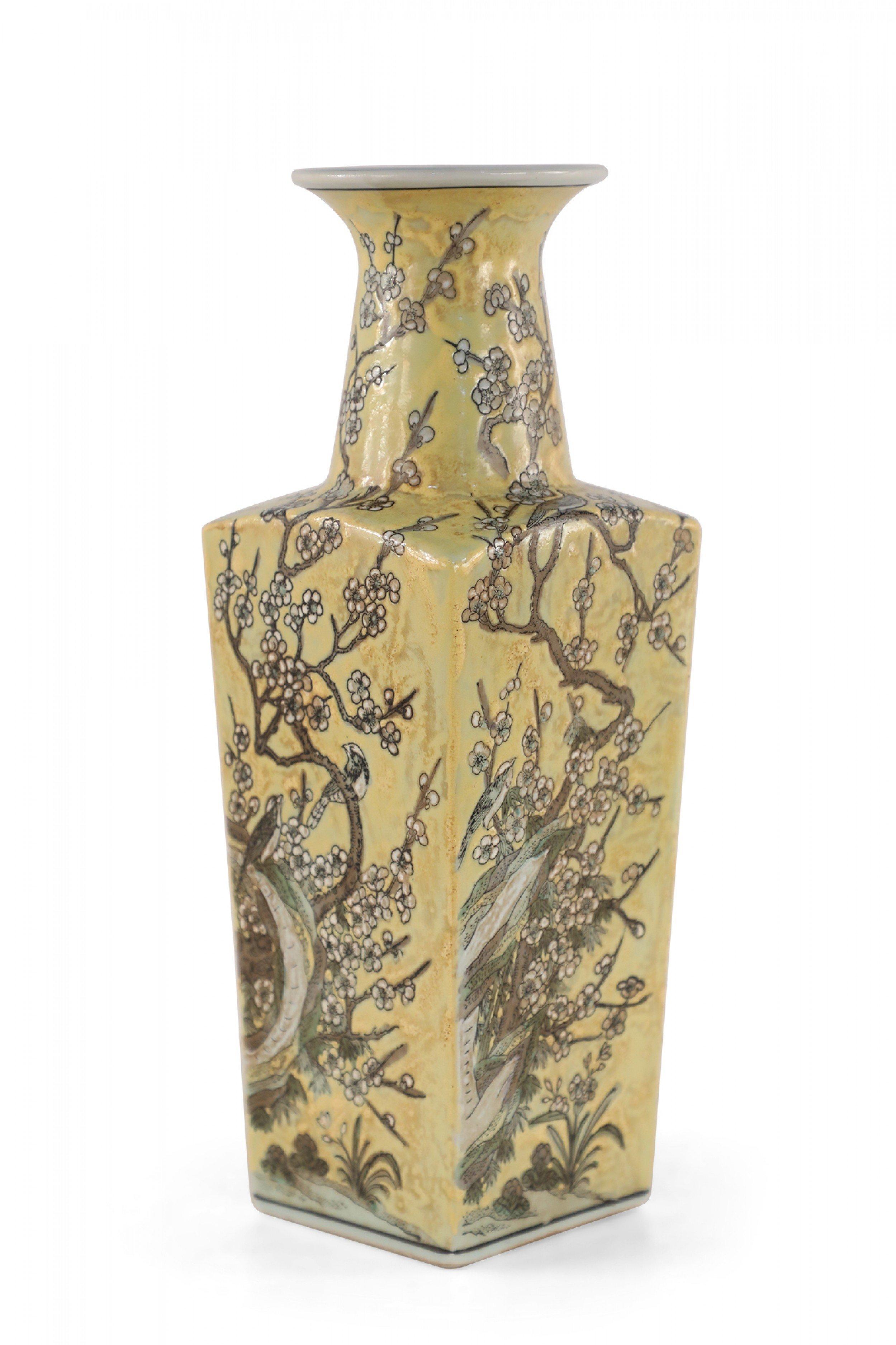 20ième siècle Vase chinois à manches en porcelaine à motif de fleurs de cerisier et de jaune en vente