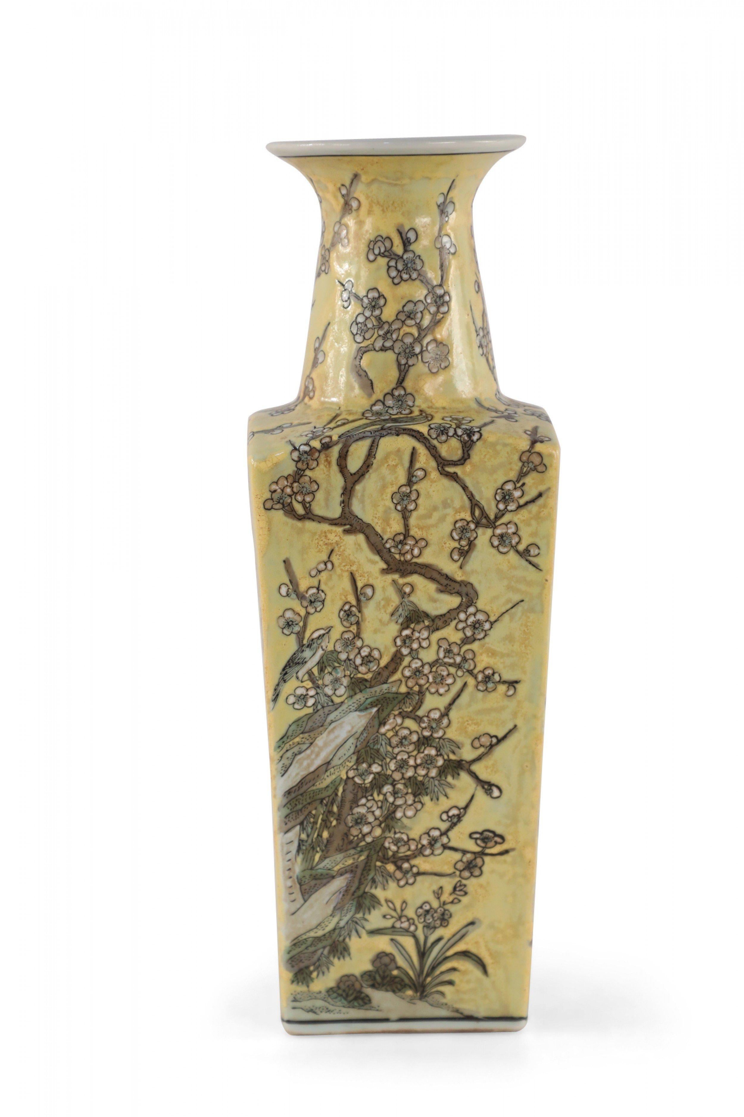 Porcelaine Vase chinois à manches en porcelaine à motif de fleurs de cerisier et de jaune en vente