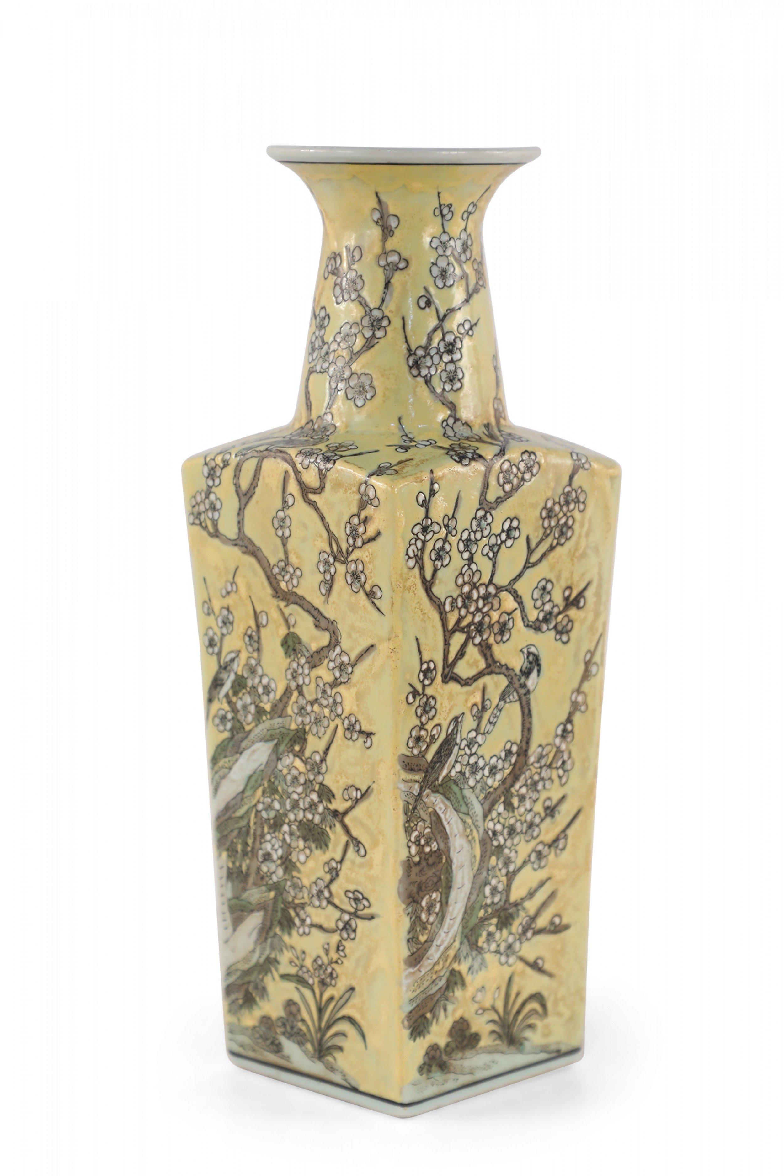 Vase chinois à manches en porcelaine à motif de fleurs de cerisier et de jaune en vente 1