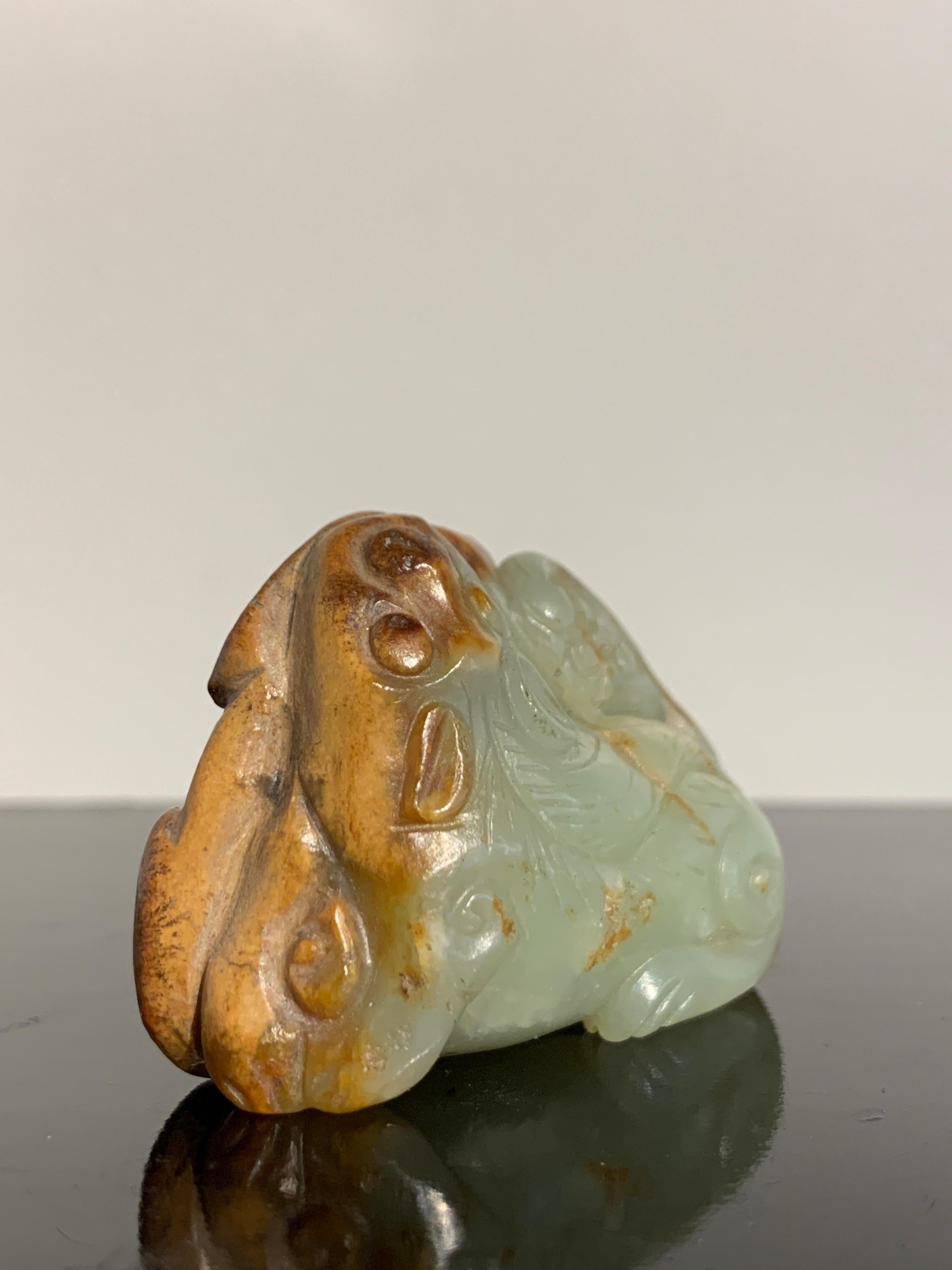 Jade Bête mythique chinoise en jade jaune et roux, Dynastie Ming ou antérieure en vente