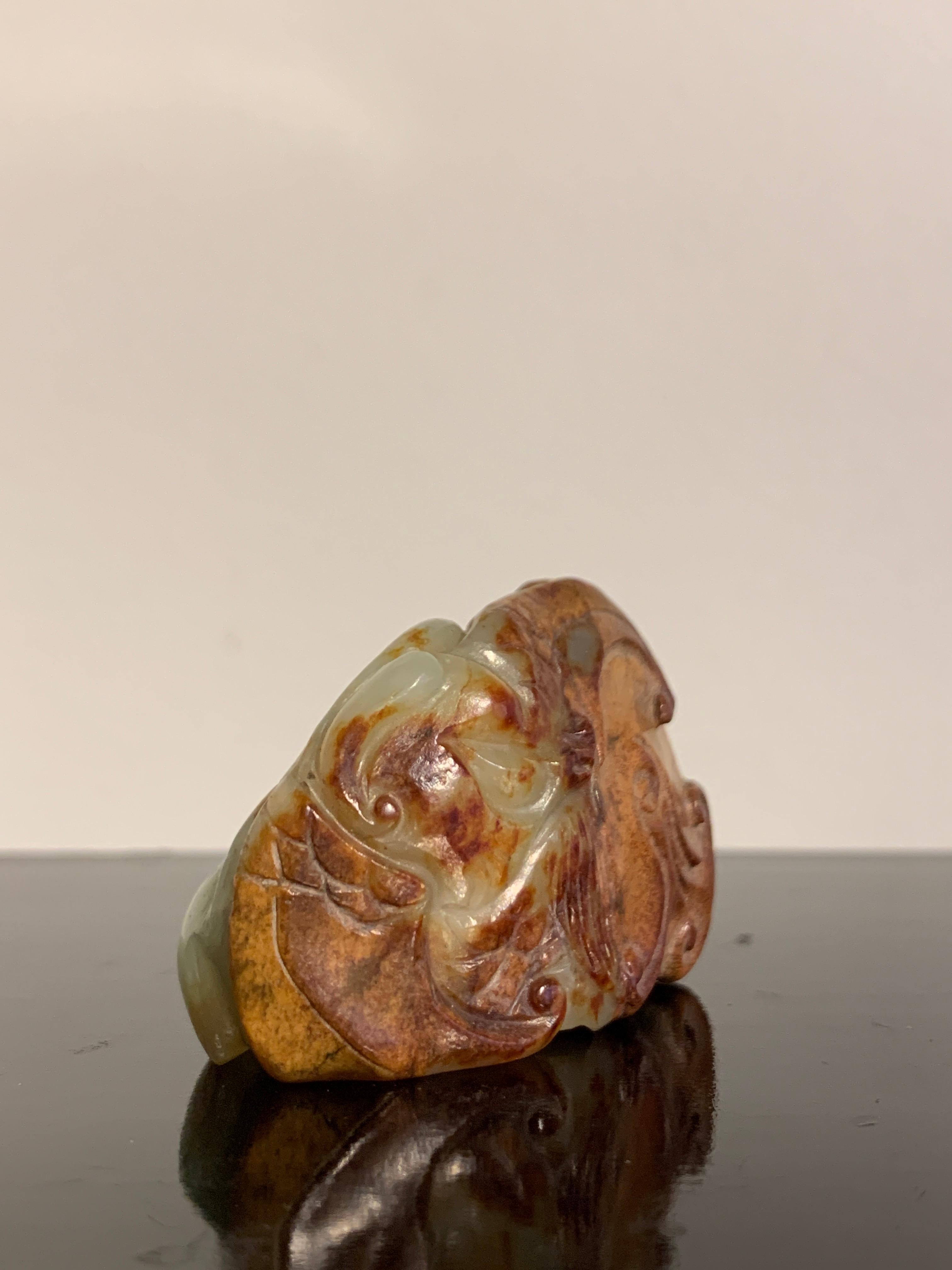 Bestia mítica china de jade amarillo y rojizo, dinastía Ming o anterior en venta 4