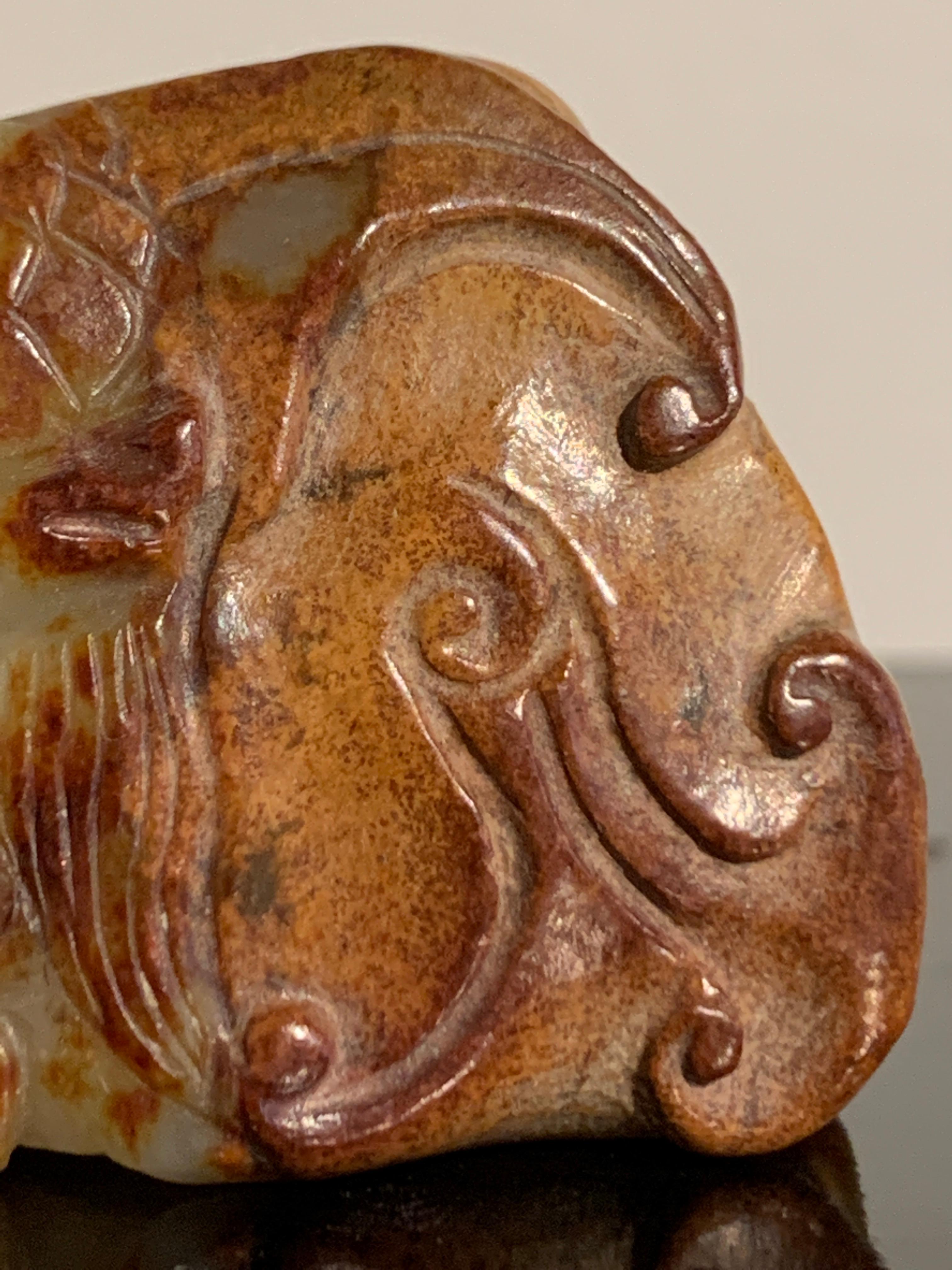 Chinesische gelbe und rostrote Mythische Bestie aus Jade, Ming-Dynastie oder früher im Angebot 5