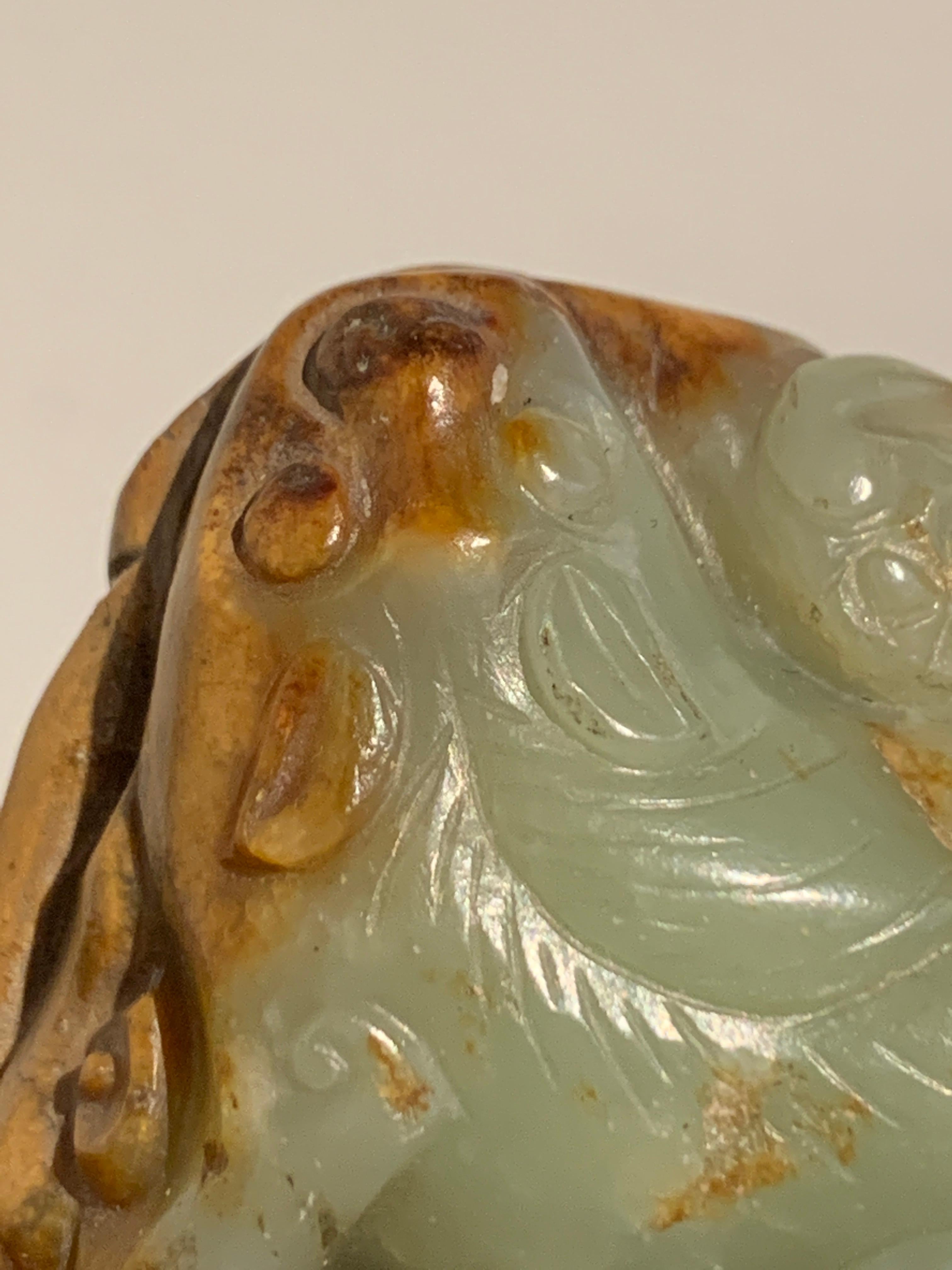 Bête mythique chinoise en jade jaune et roux, Dynastie Ming ou antérieure en vente 4