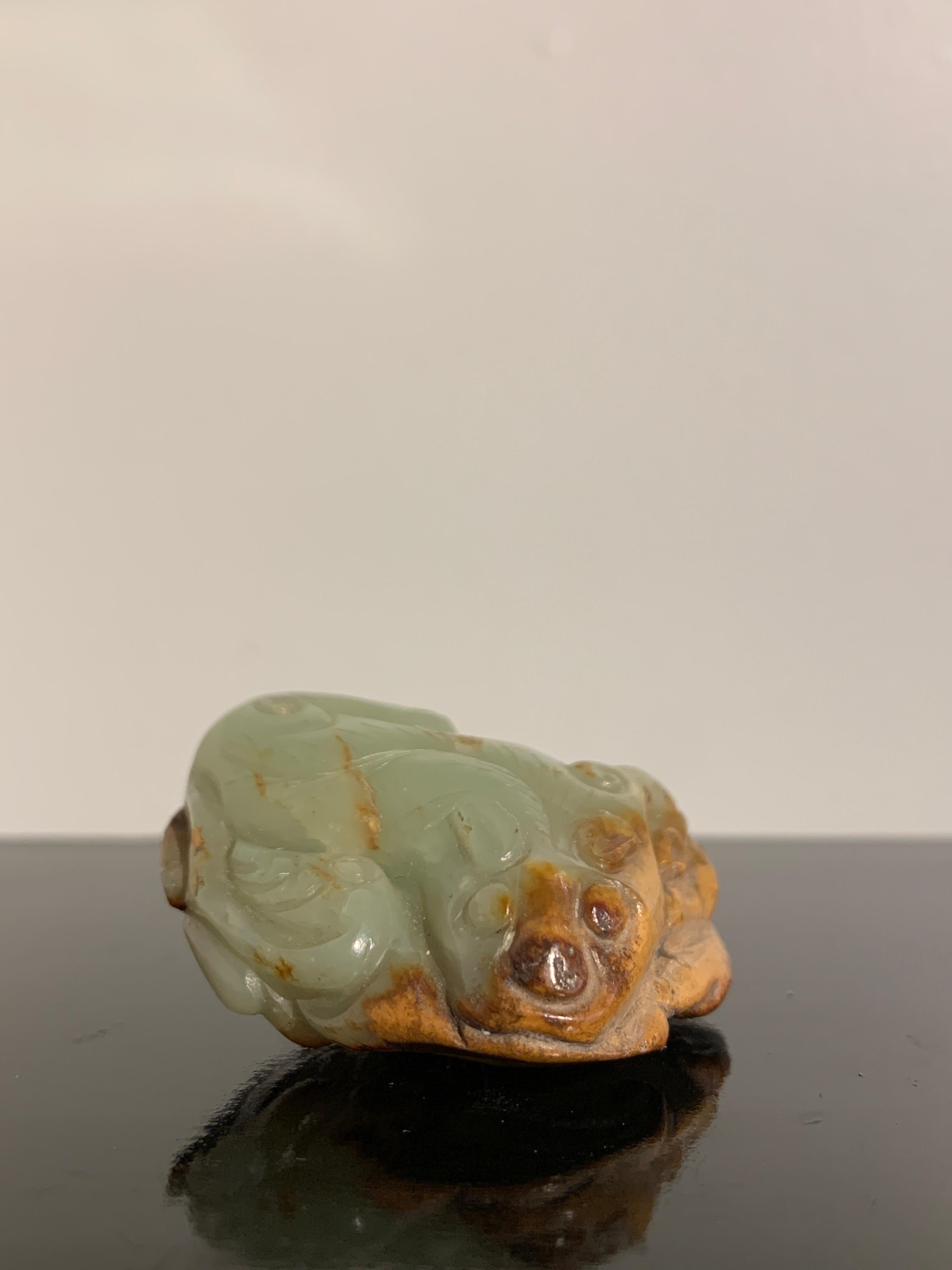 Bestia mítica china de jade amarillo y rojizo, dinastía Ming o anterior siglo XVIII y antes en venta