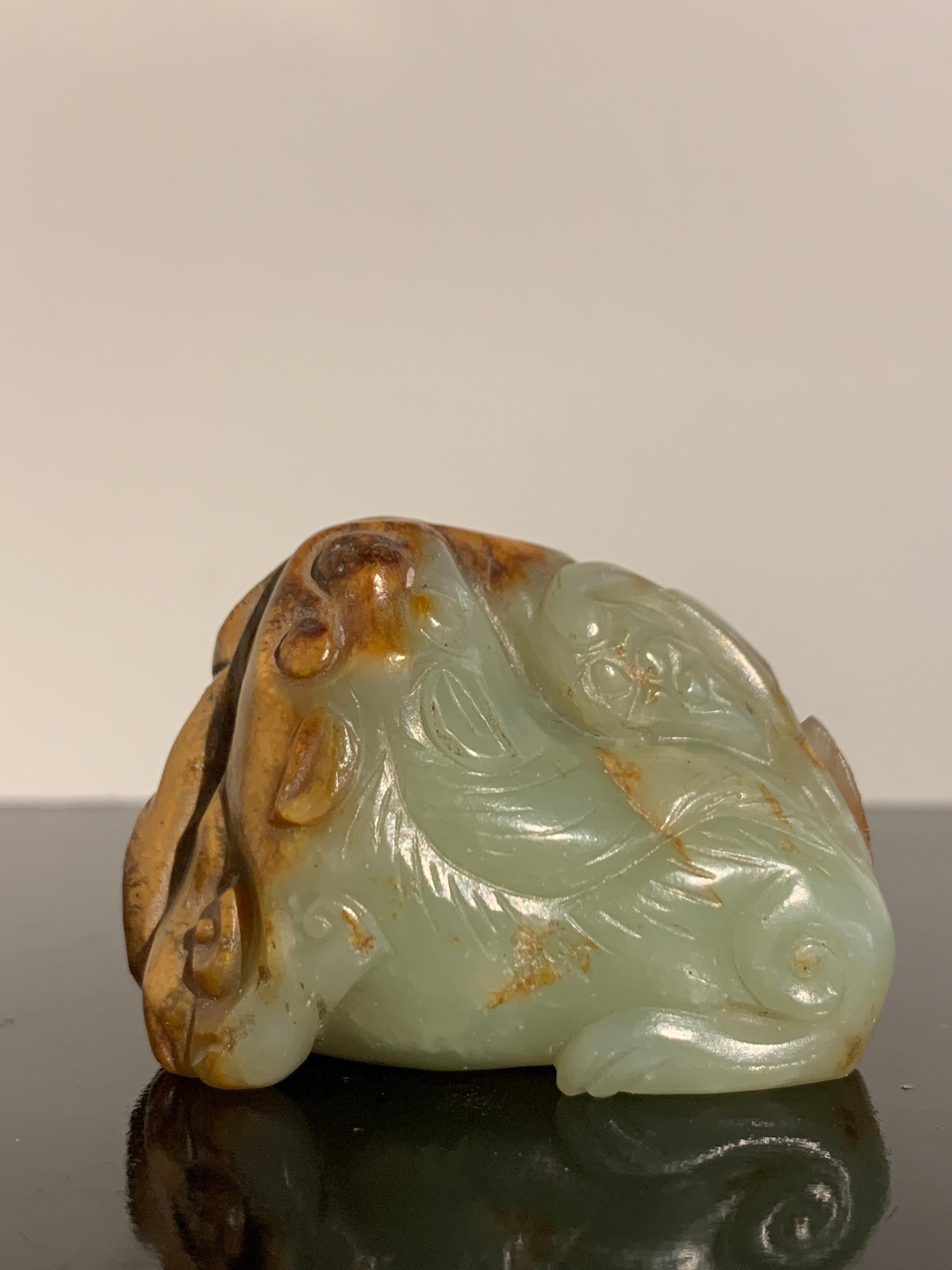 Sculpté à la main Bête mythique chinoise en jade jaune et roux, Dynastie Ming ou antérieure en vente