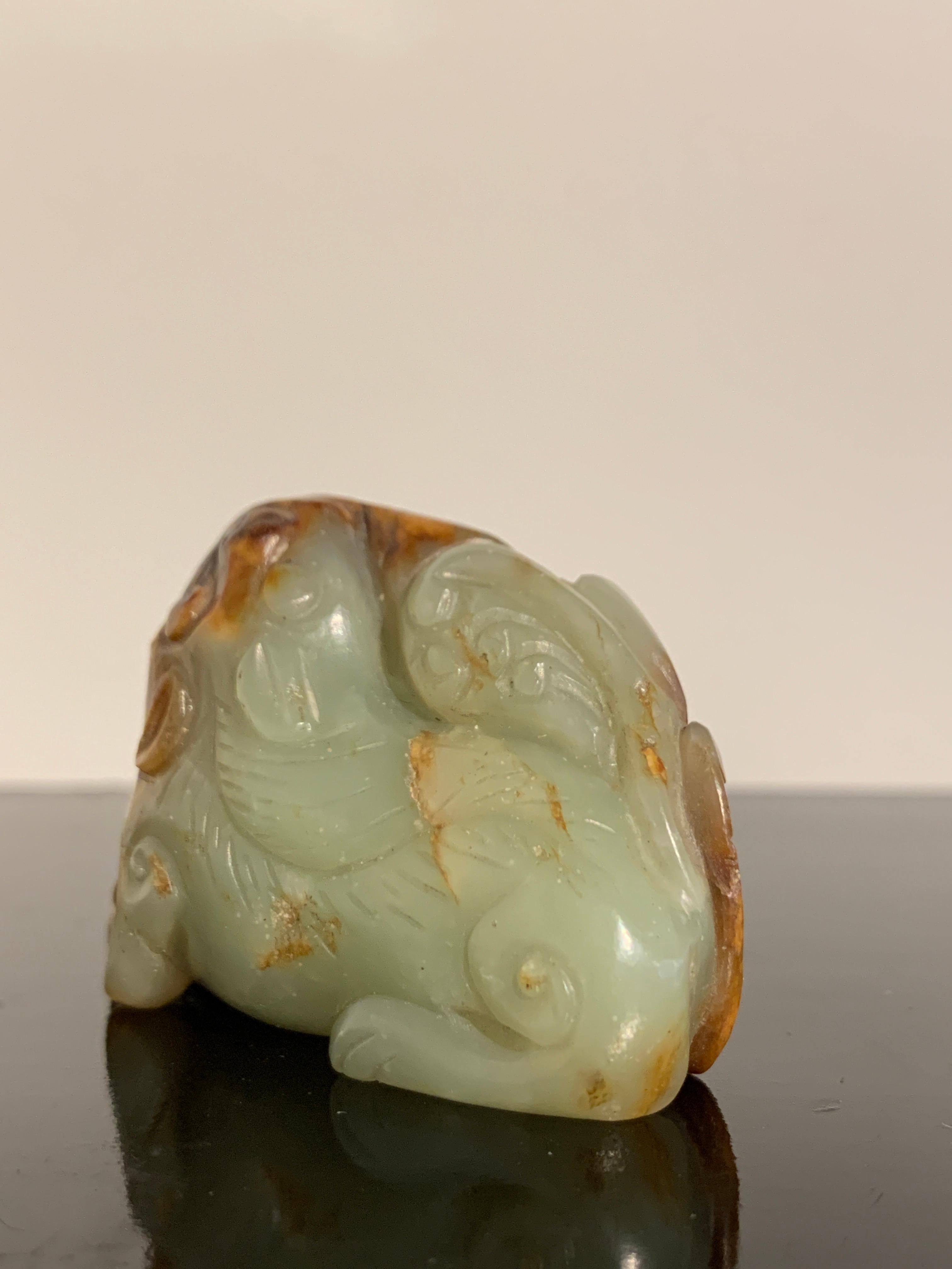 Bestia mítica china de jade amarillo y rojizo, dinastía Ming o anterior en venta 2