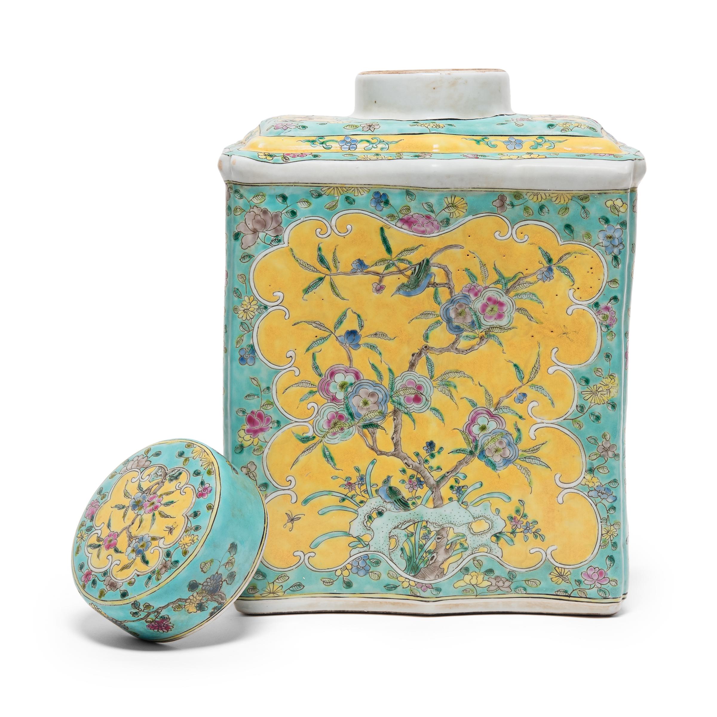 Chinese Yellow and Turquoise Famille Rose Tea Leaf Jar In Good Condition In Chicago, IL