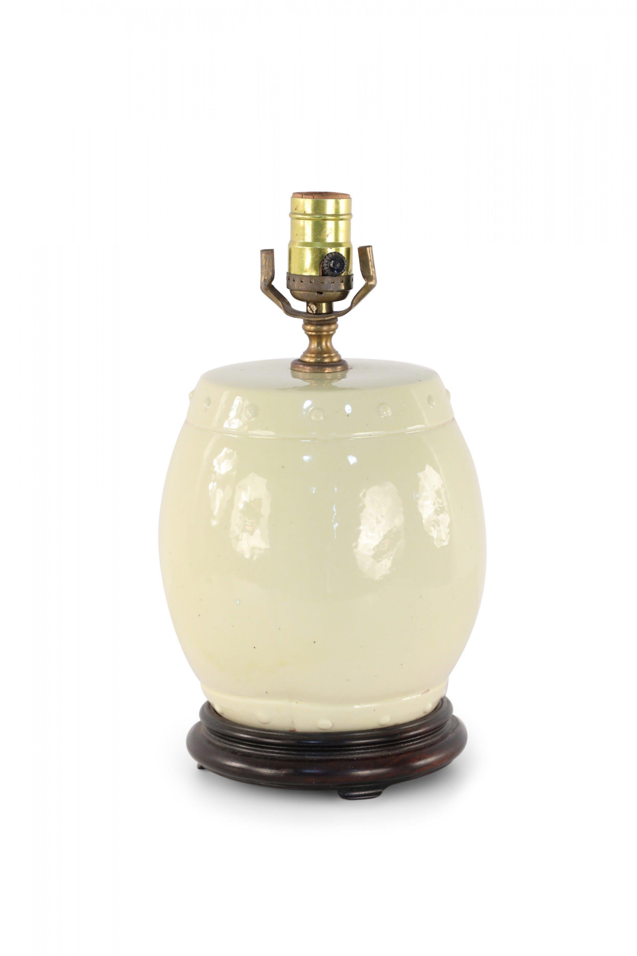 Chinese Yellow Barrel Porcelain Table Lamp In Good Condition For Sale In New York, NY